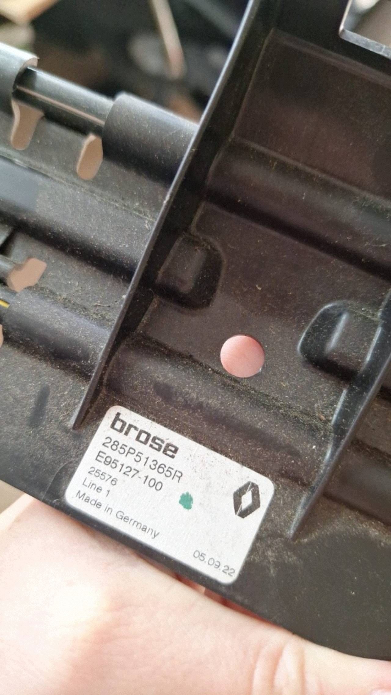Support plaque MODULU STEROWNIKA du capot RENAULT AUSTRAL 285P51365R