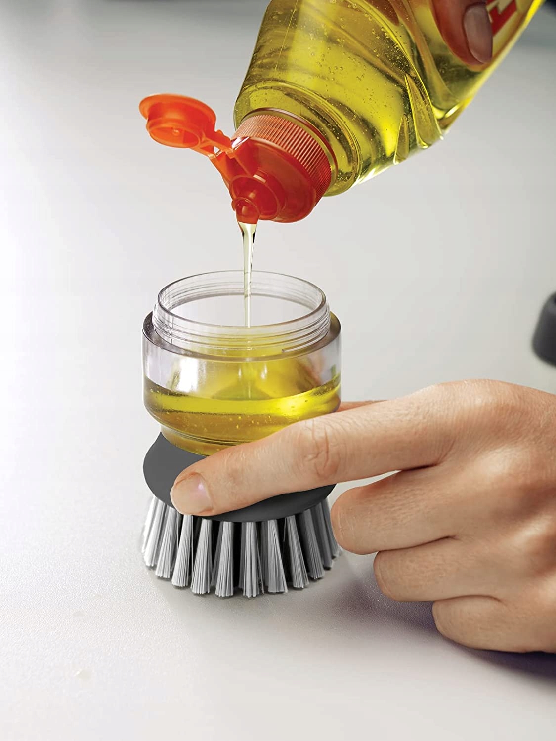 Щетка со встроенным дозатором моющих средств