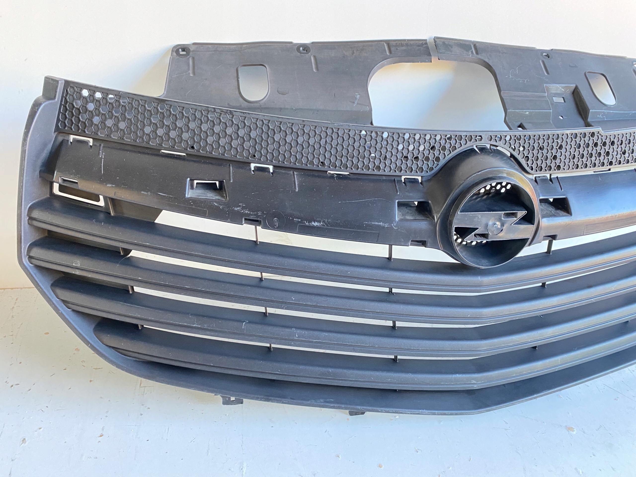 решетка радиатора opel VIVARO b II 2014-