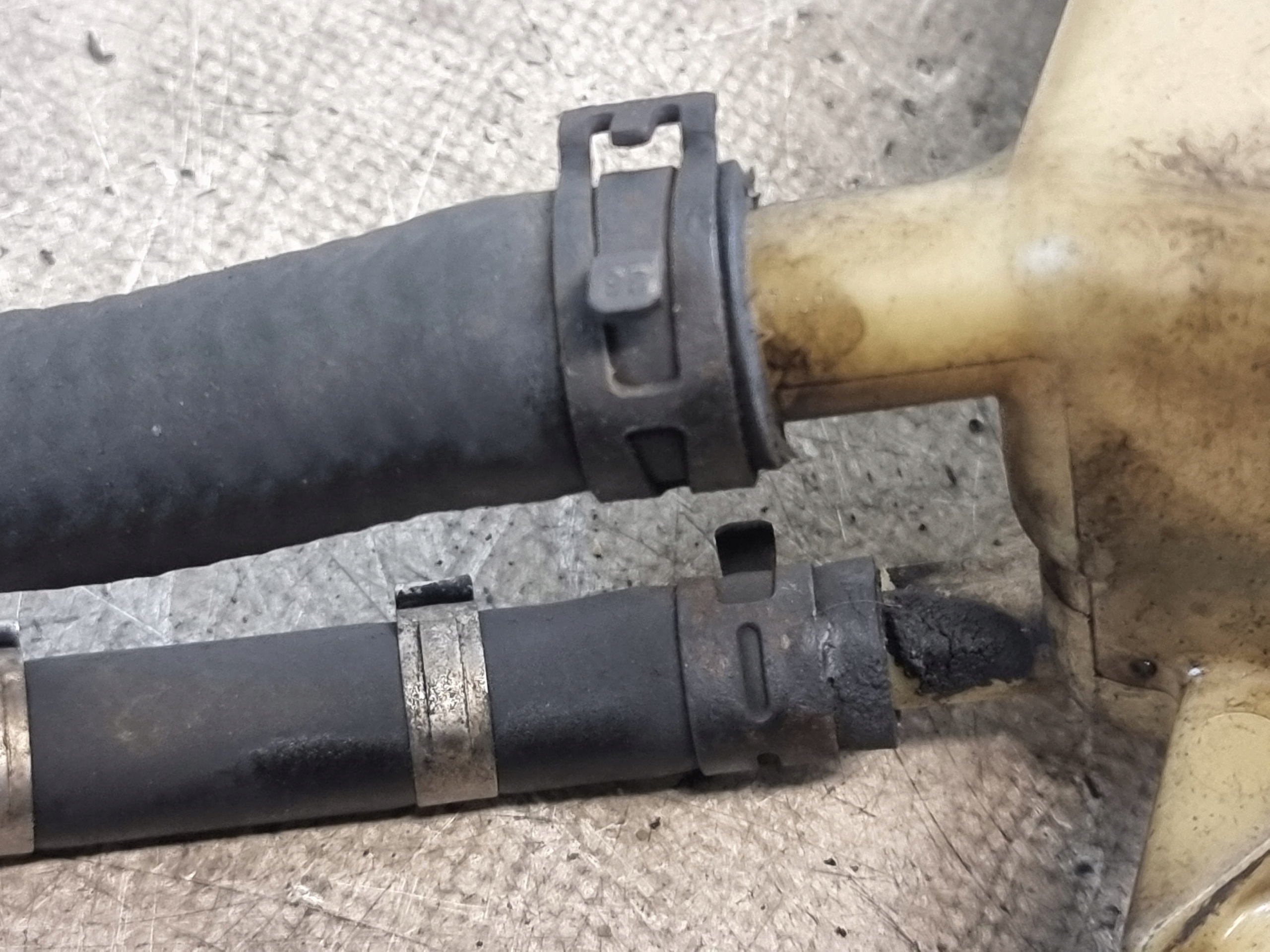 serbatoio LIQUIDO DO SERVOSTERZO OE 8D0422373C VW PASSAT B5 1.9 TDI 00r
