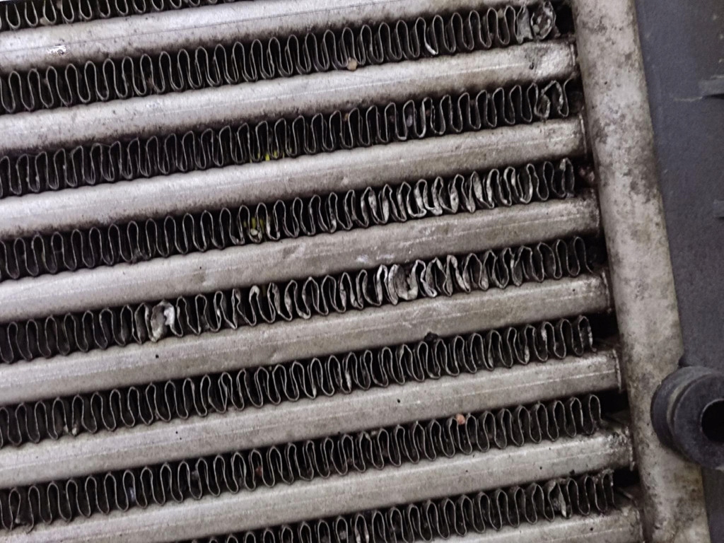 AUDI A4 B7 2.0 intercooler 8E0145806M
