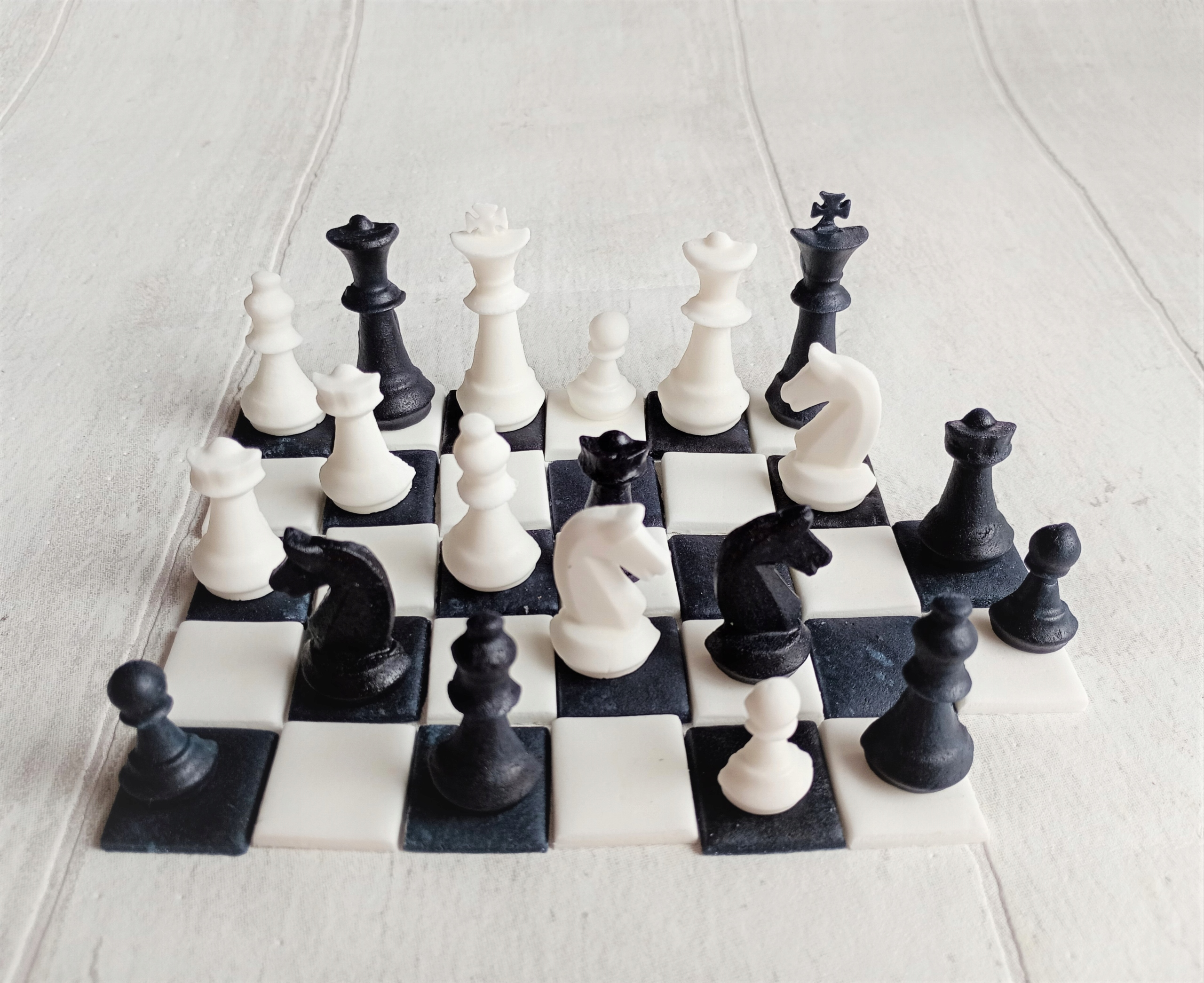 Szachy na tort figurki z masy cukrowej warcaby