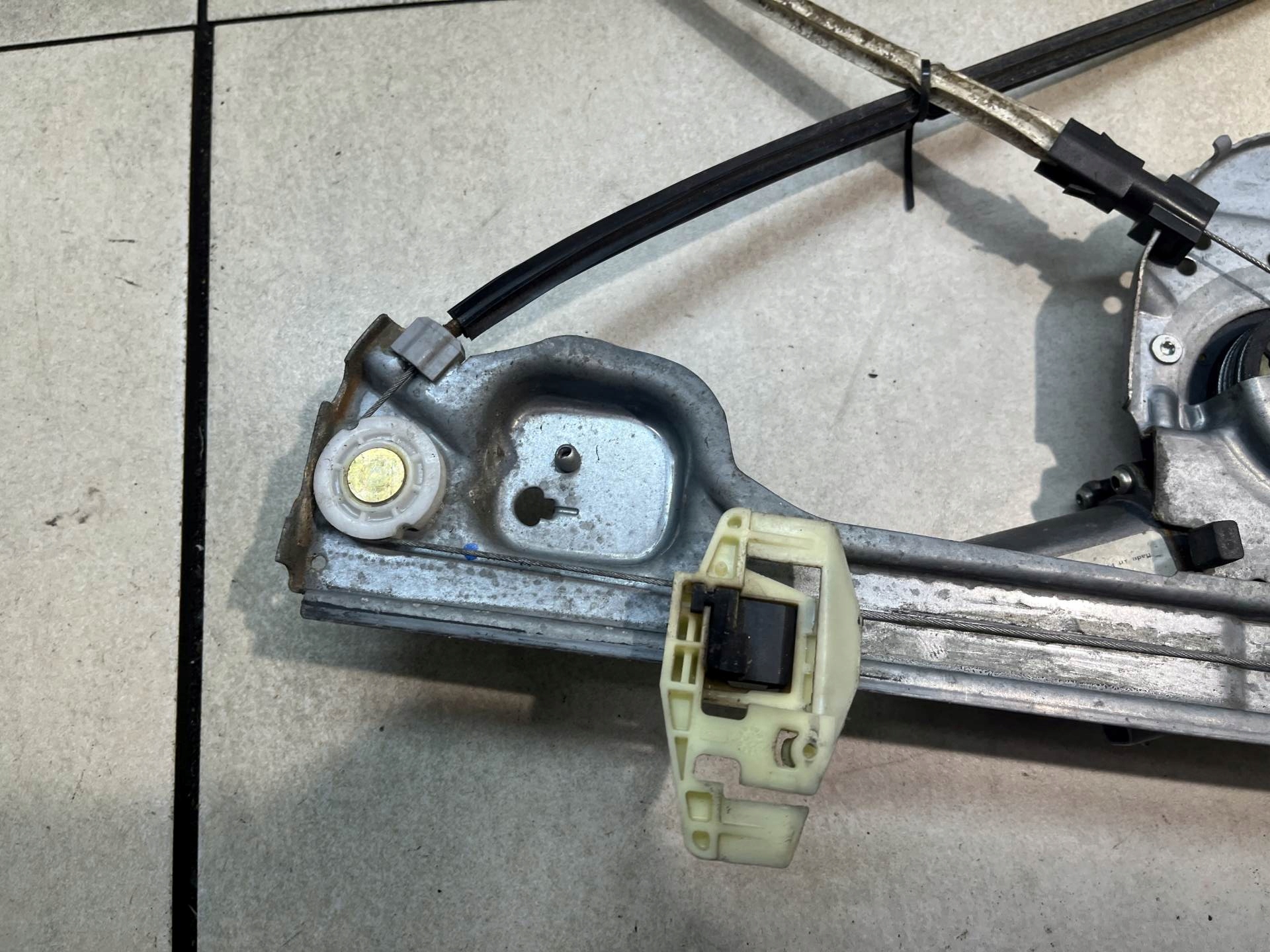 window regulator left front PEUGEOT 1007 1.4 16V
