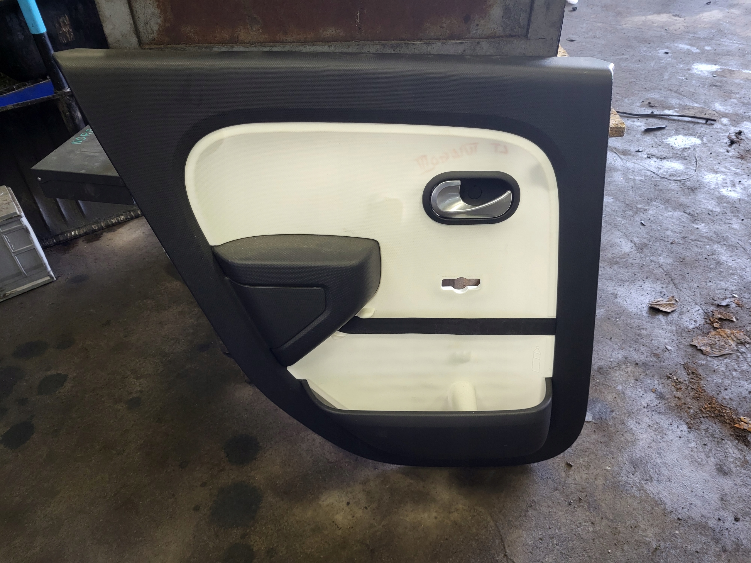 RENAULT TWINGO III side door left rear part