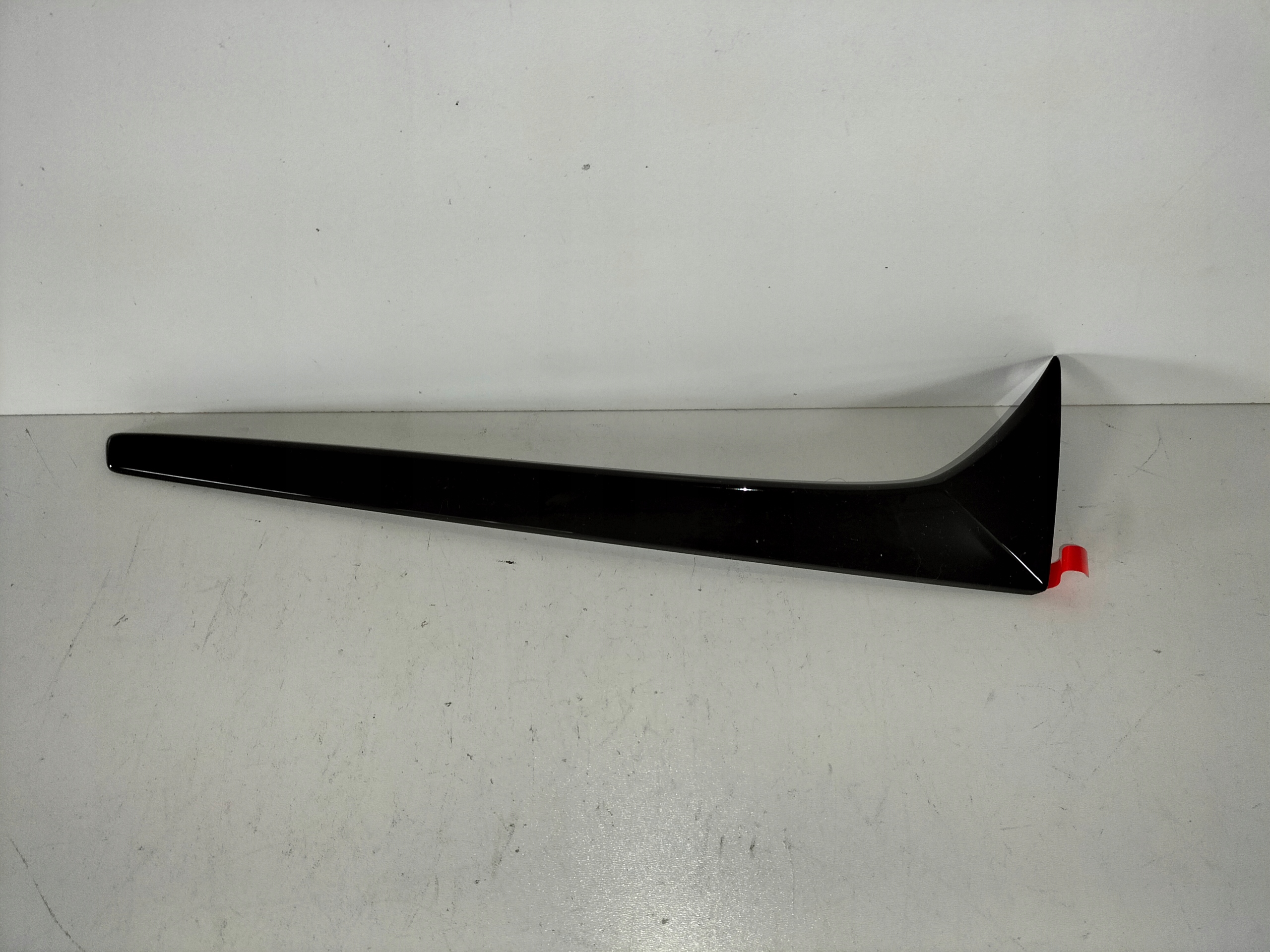 moulding cap bonnet rear part right SKODA KAROQ 17