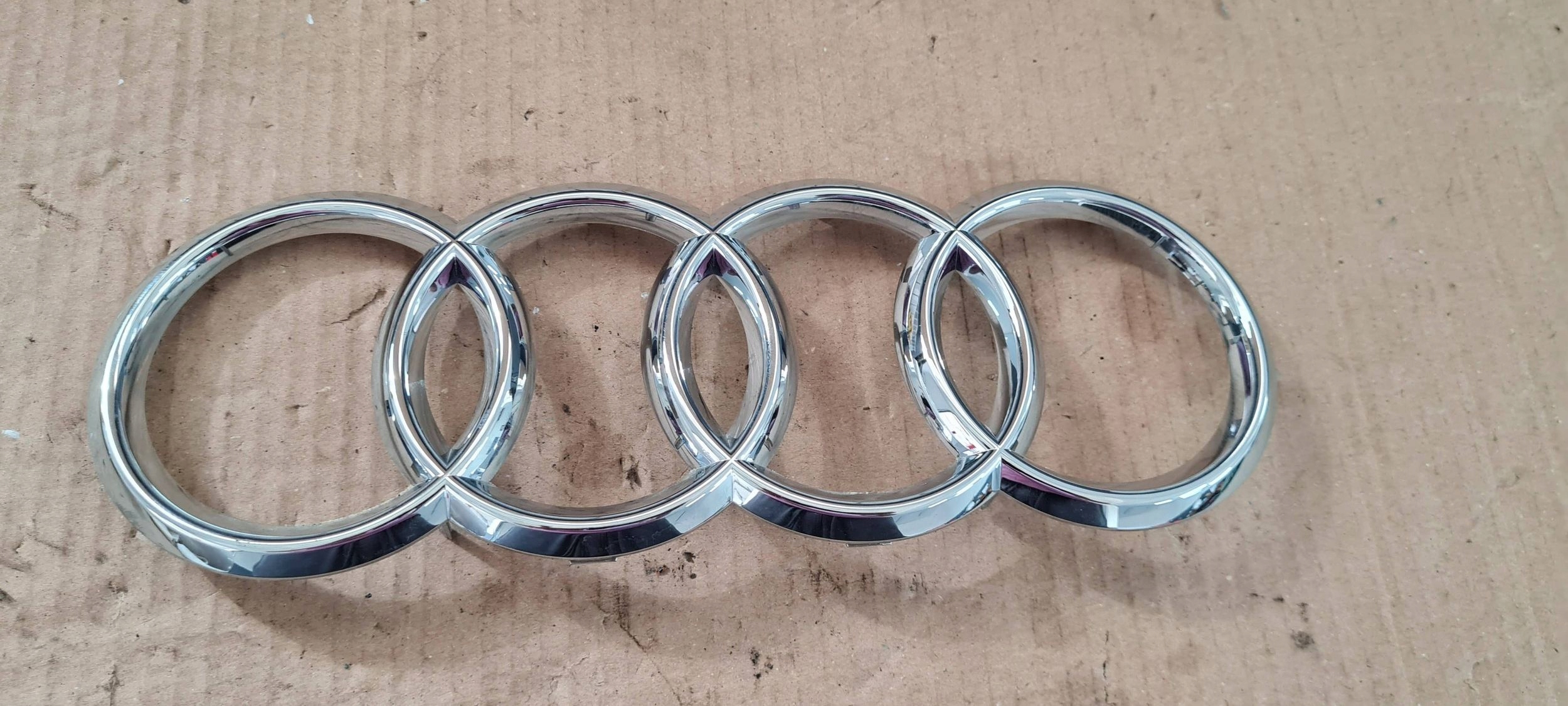 A4 B9 8W A5 logo EMBLEMAT grille GRILLA 4N0853605 VW AUDI