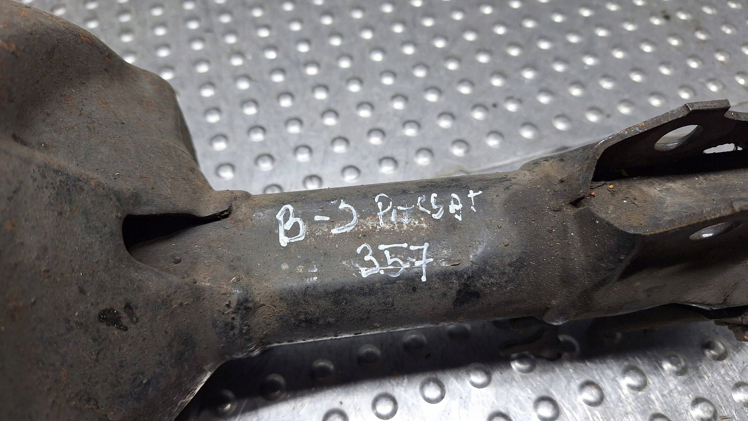 shock absorber left right front 357413031R VW PASSAT B3