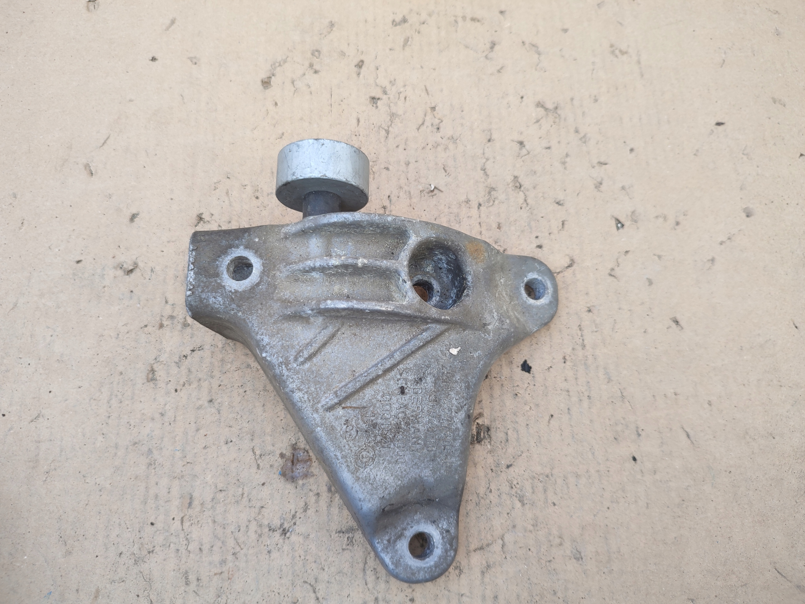 holder engine mount left BMW F10 6777605-04