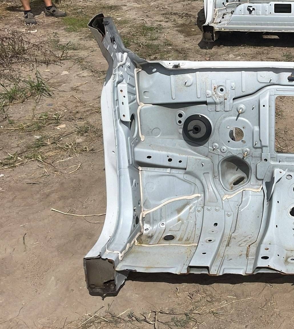 quarter front quarter bodywork left Renault Megane V E-Tech biala