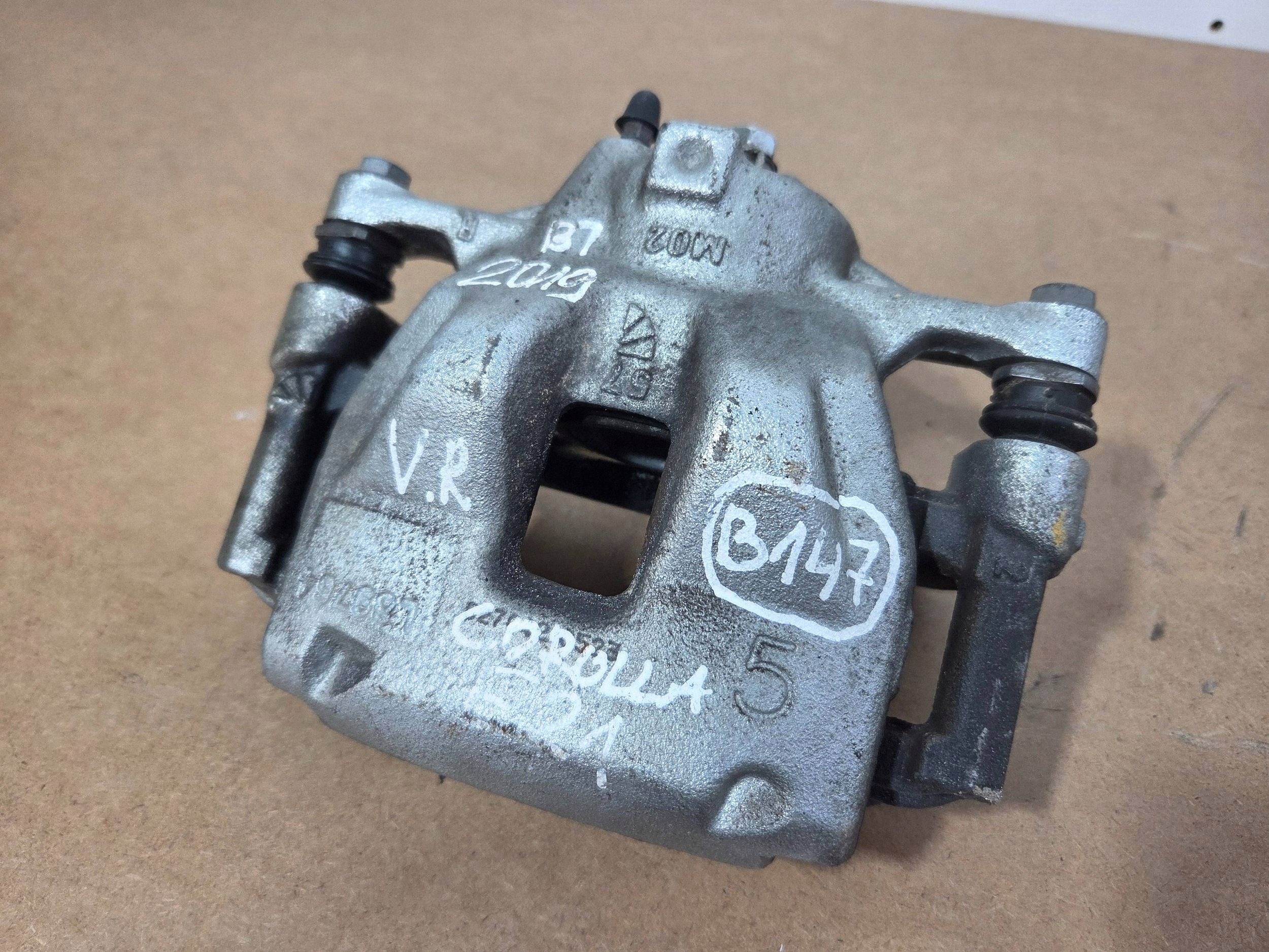 Toyota Corolla E21 caliper brake front right L89764 (B147)