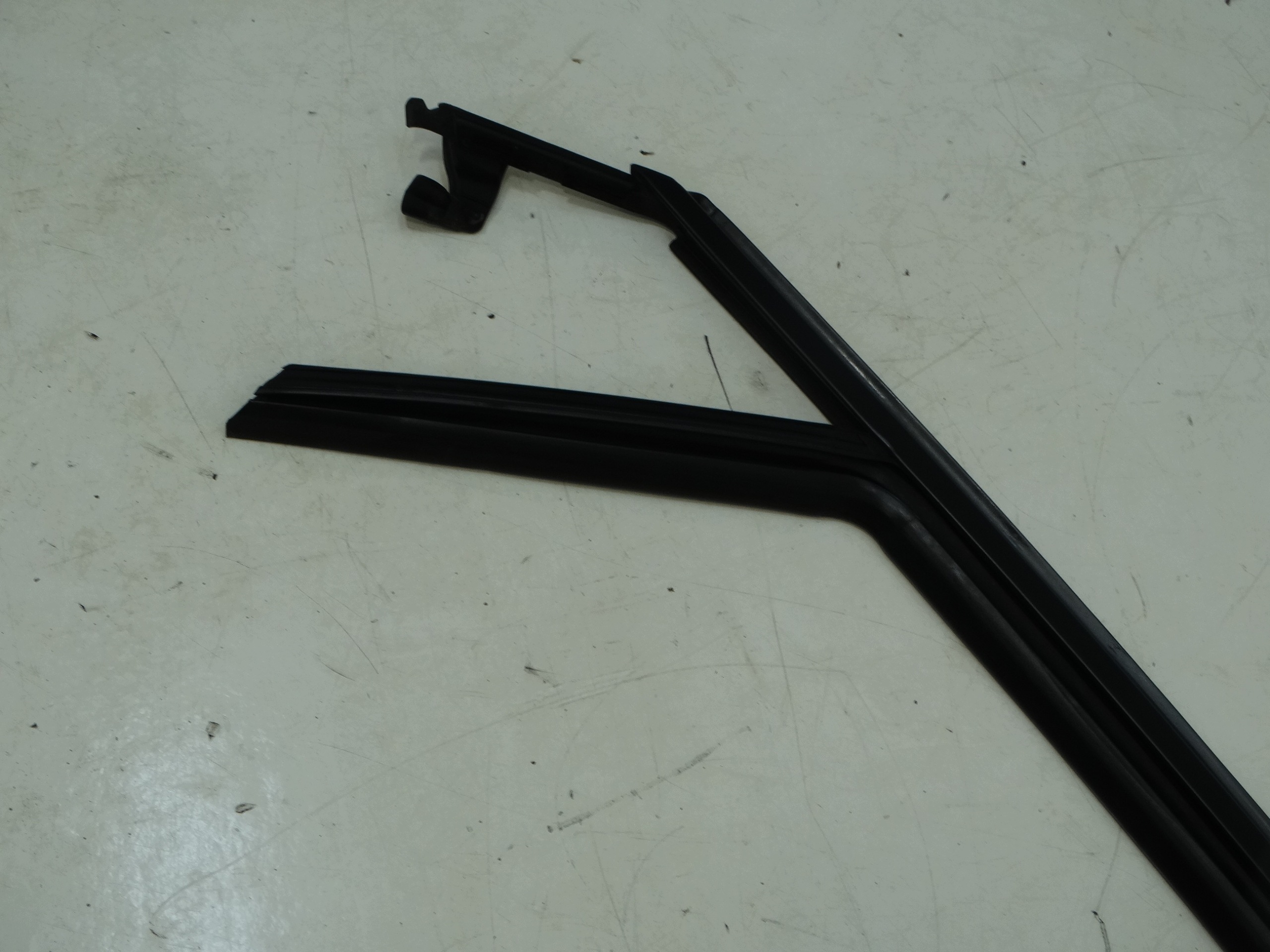gasket frame door left front PEUGEOT 5008 II 9811586080