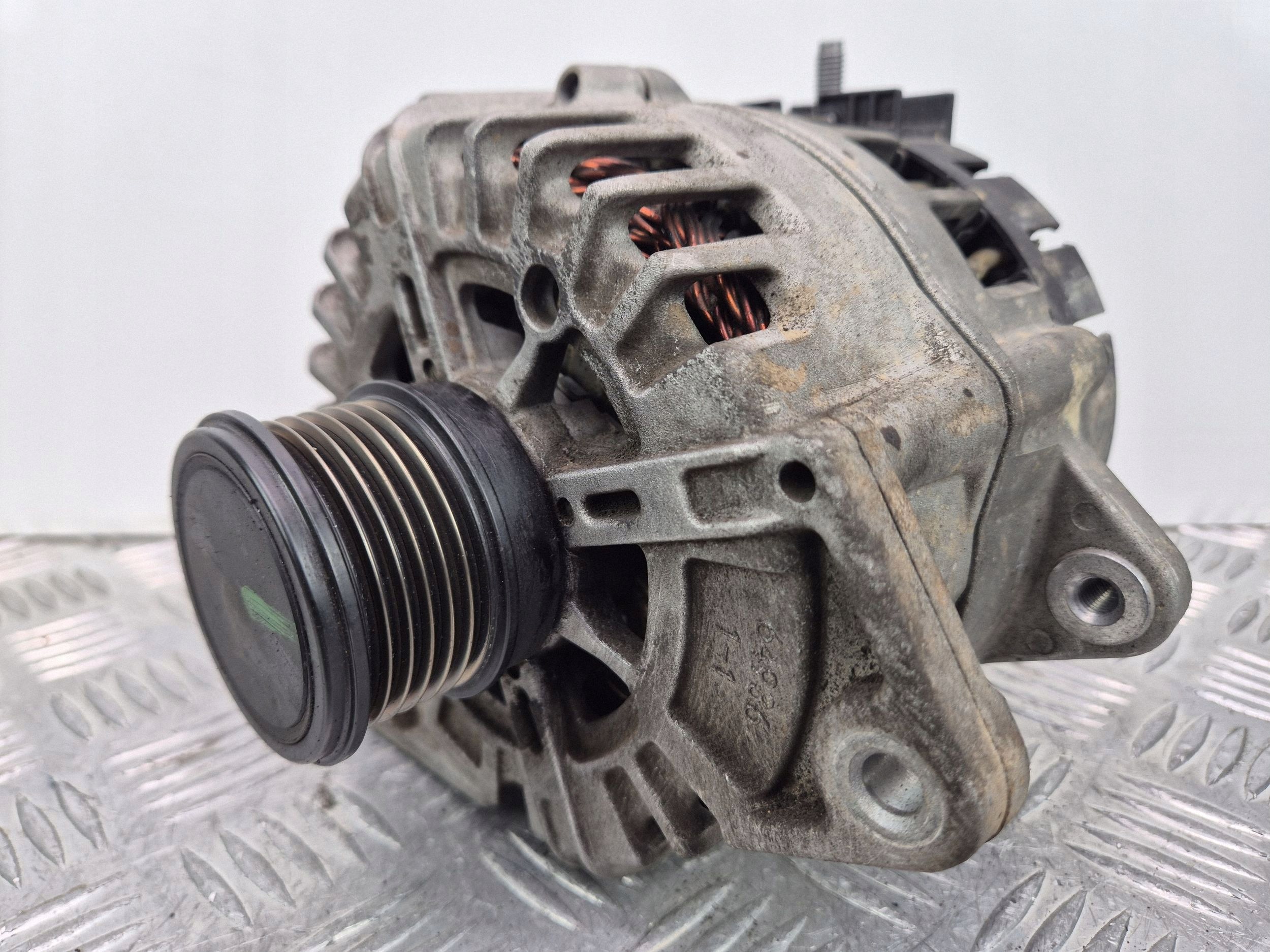 Mercedes C300 W205 2.0 Alternator A0009069905