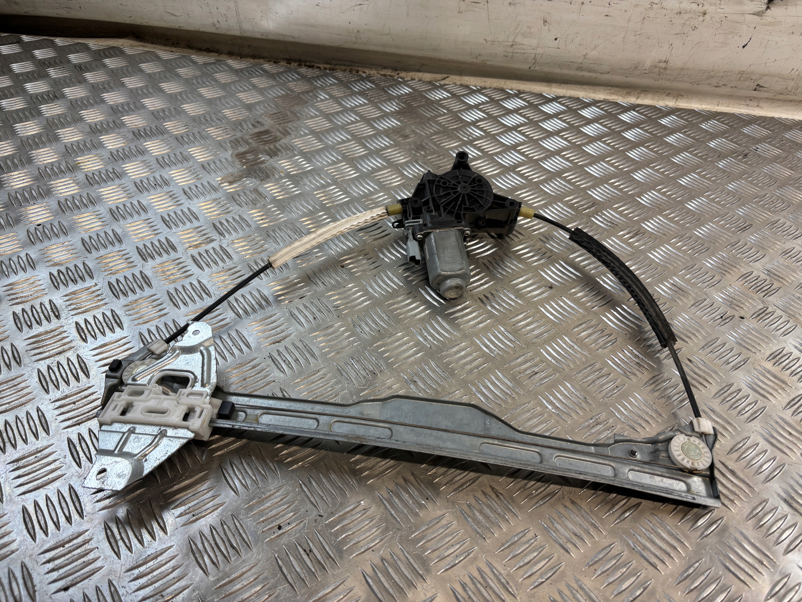 window regulator right front Peugeot 301 9674412380