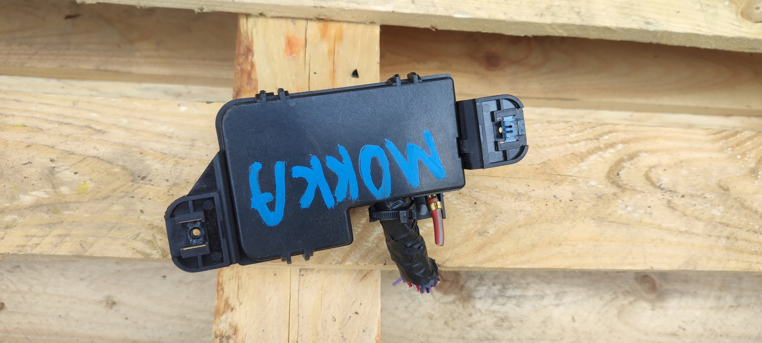 fuse box OPEL MOKKA 826166