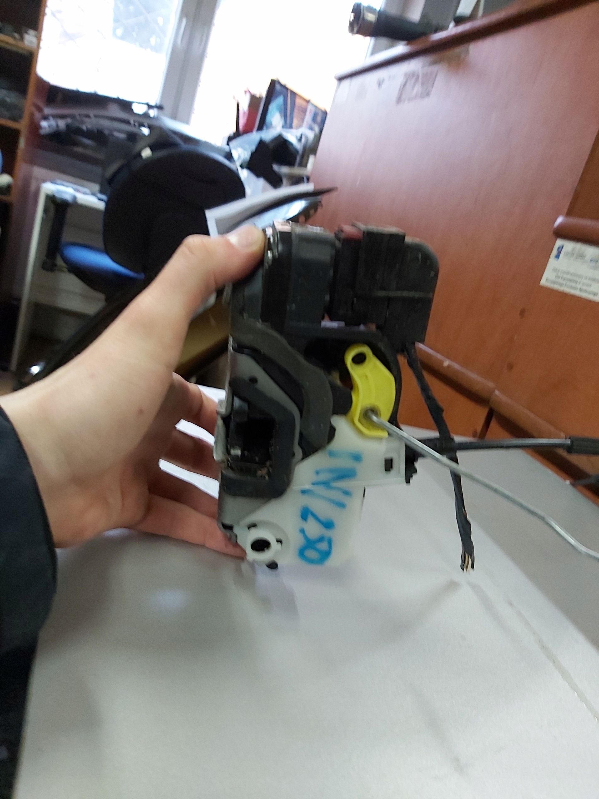 lock door left front OPEL INSIGNIA A 13503781