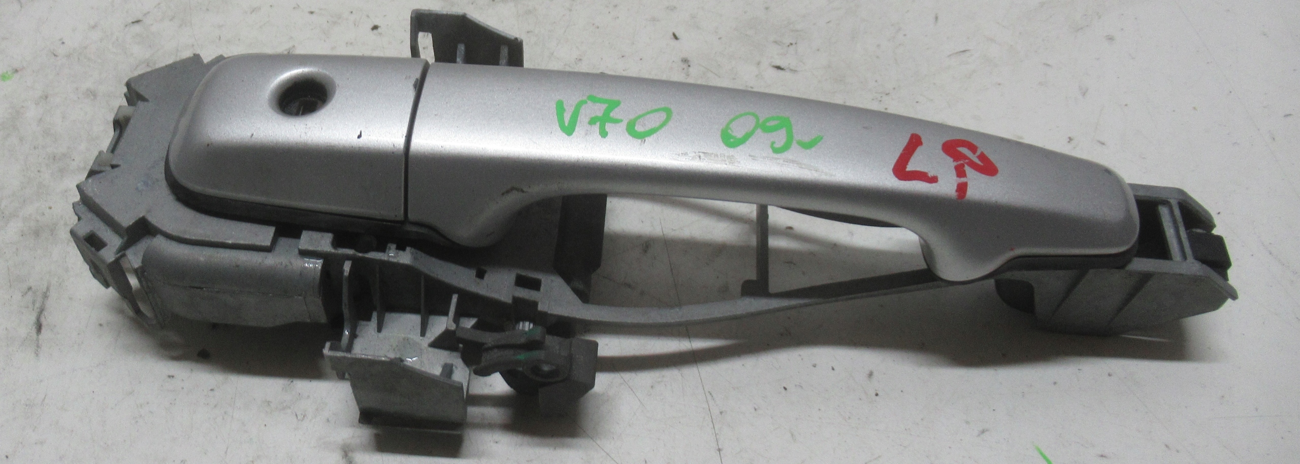VOLVO V70 2.0 D 09R handle exterior left front