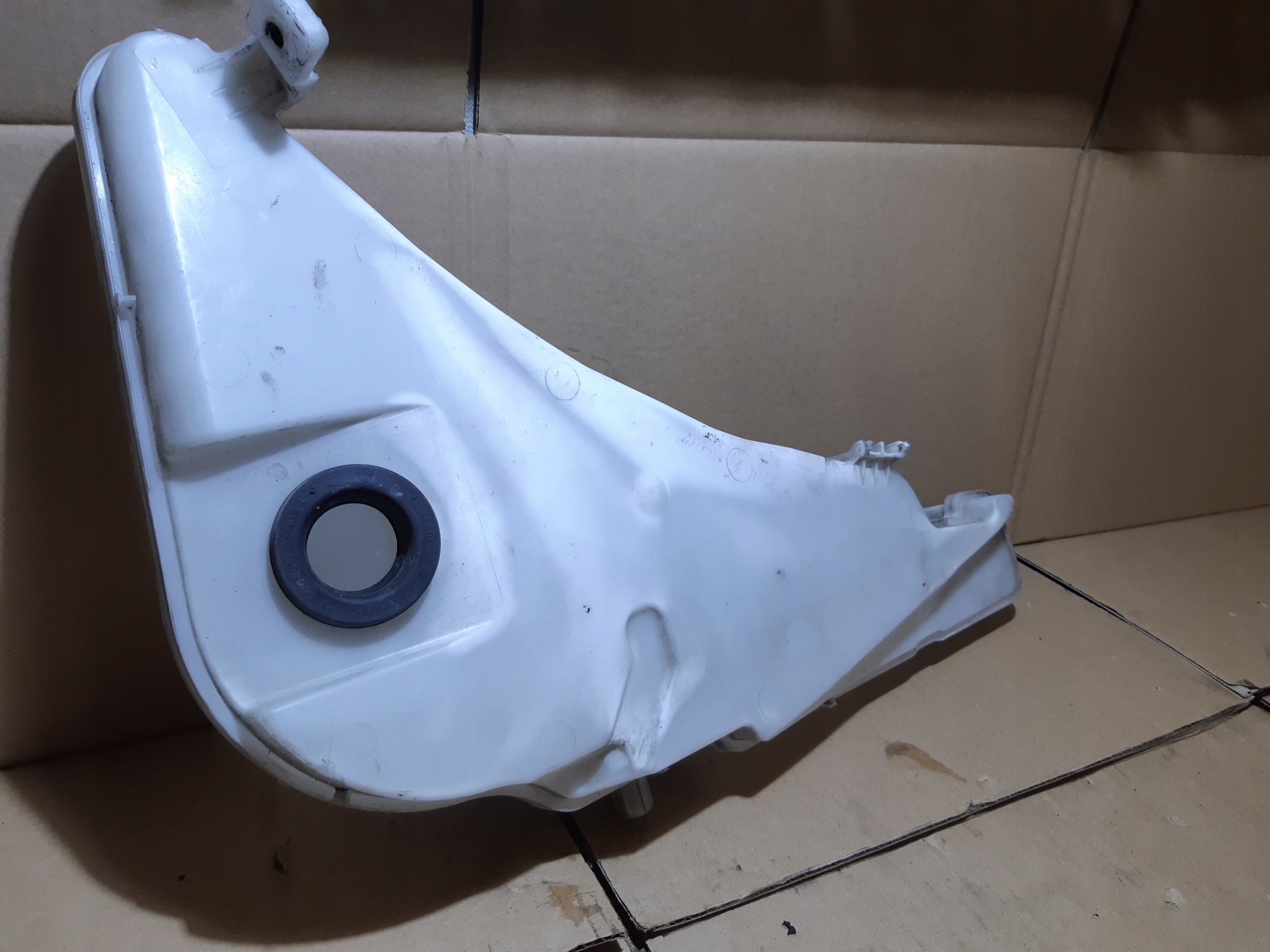 AUDI A7 4G Réservoir eau essuie glace 4G8955451D