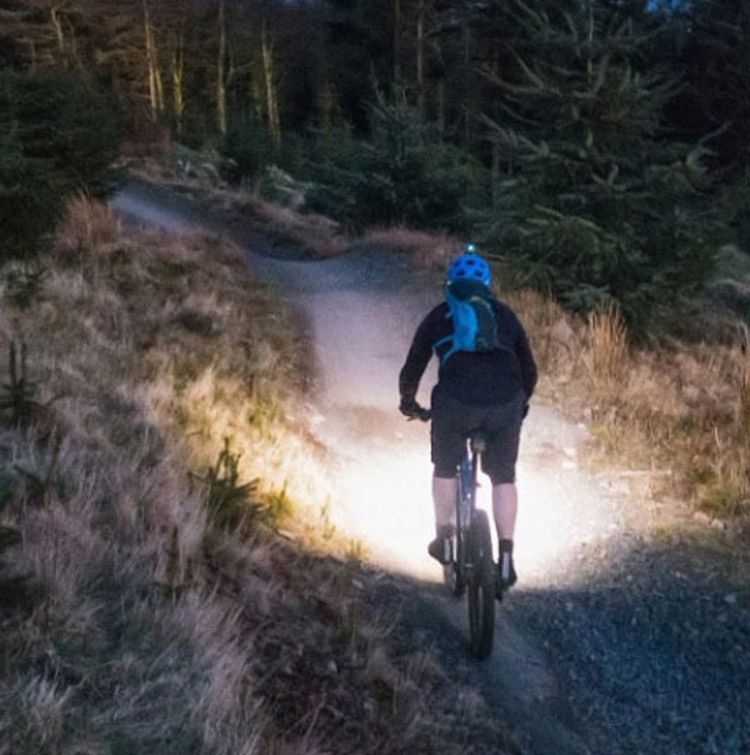 MOCNA CZOŁÓWKA LATARKA LED CZOŁOWA NA GŁOWĘ BIWAK Maksymalna siła światła 80 lm