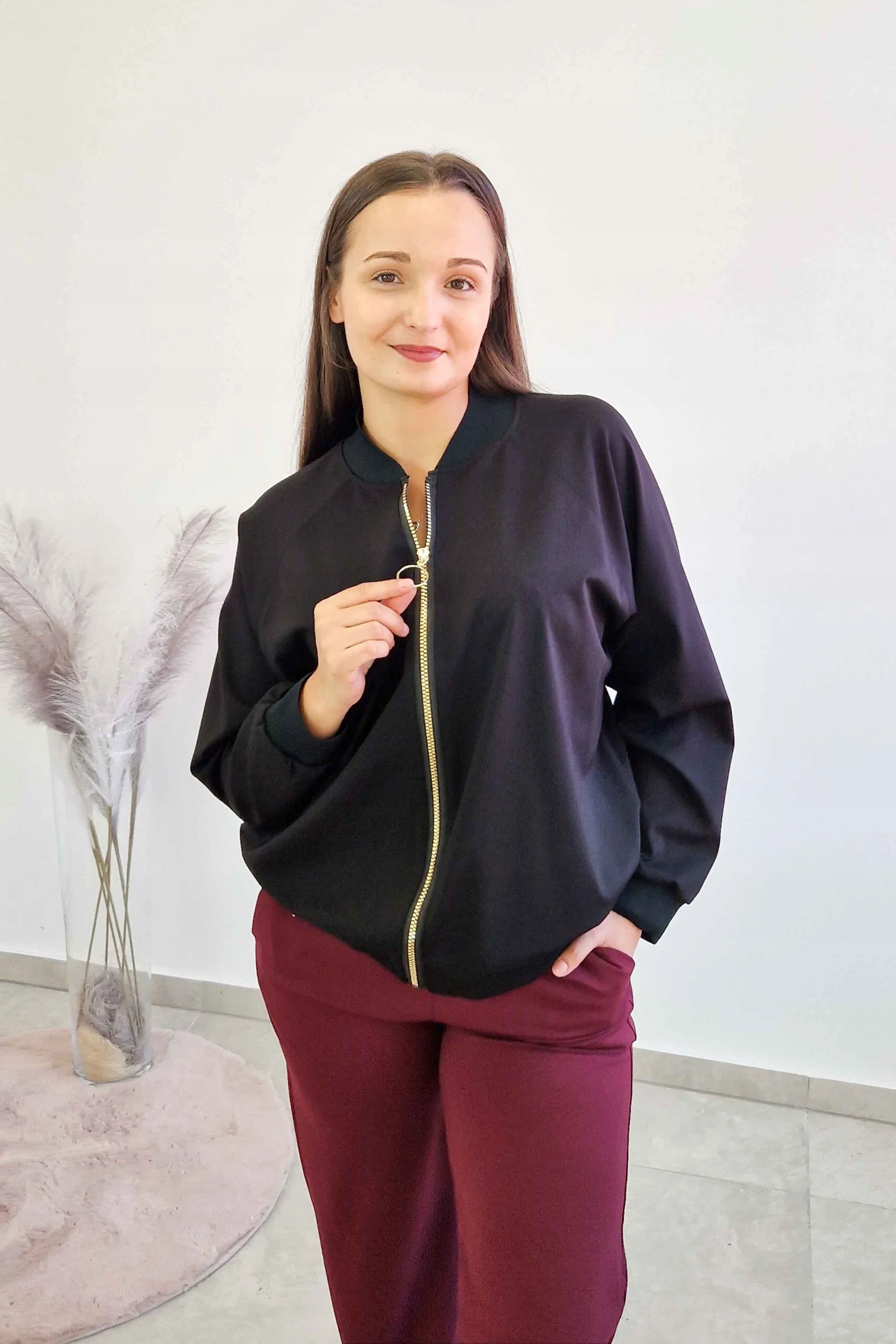 Dámská černá Bomber bunda se zlatým zipem 3