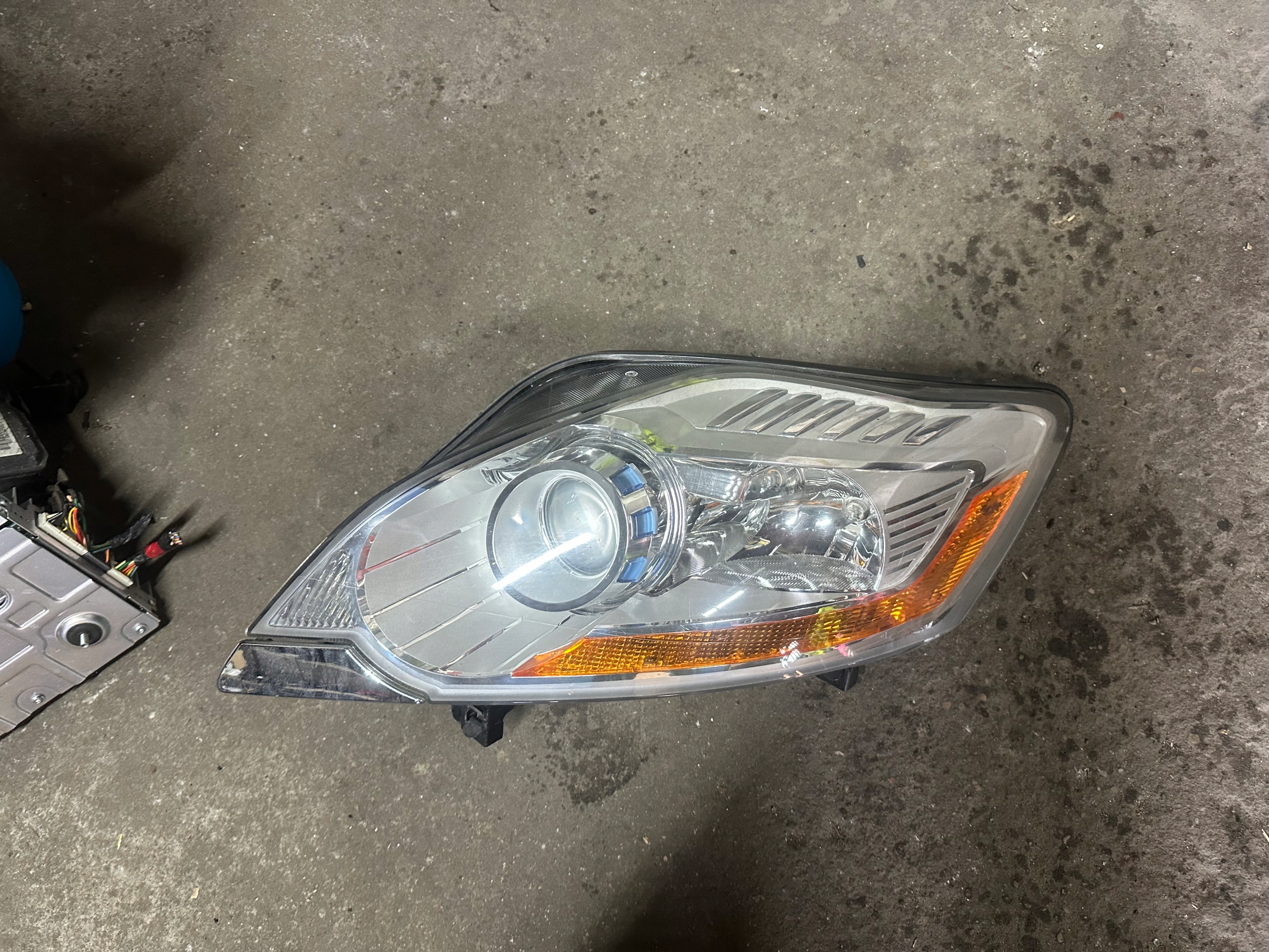 LAMPA PRZÓD PRZEDNIA LEWA FORD KUGA MK1 08-13rok bv4j-13w039-aa