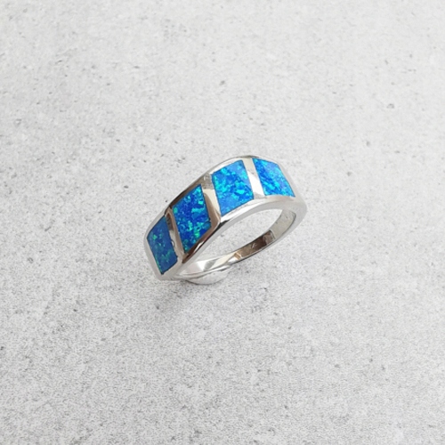 Prstýnek – snubní prsten s modrým opálem