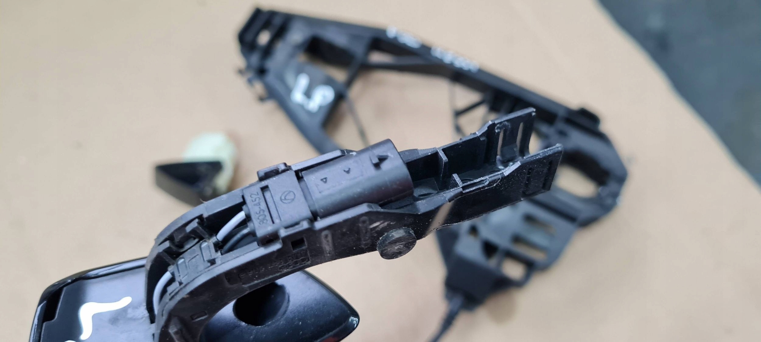 A6 C8 4K S6 handle left left rear part rear support below KEYLESS LY9B 4M8837205B