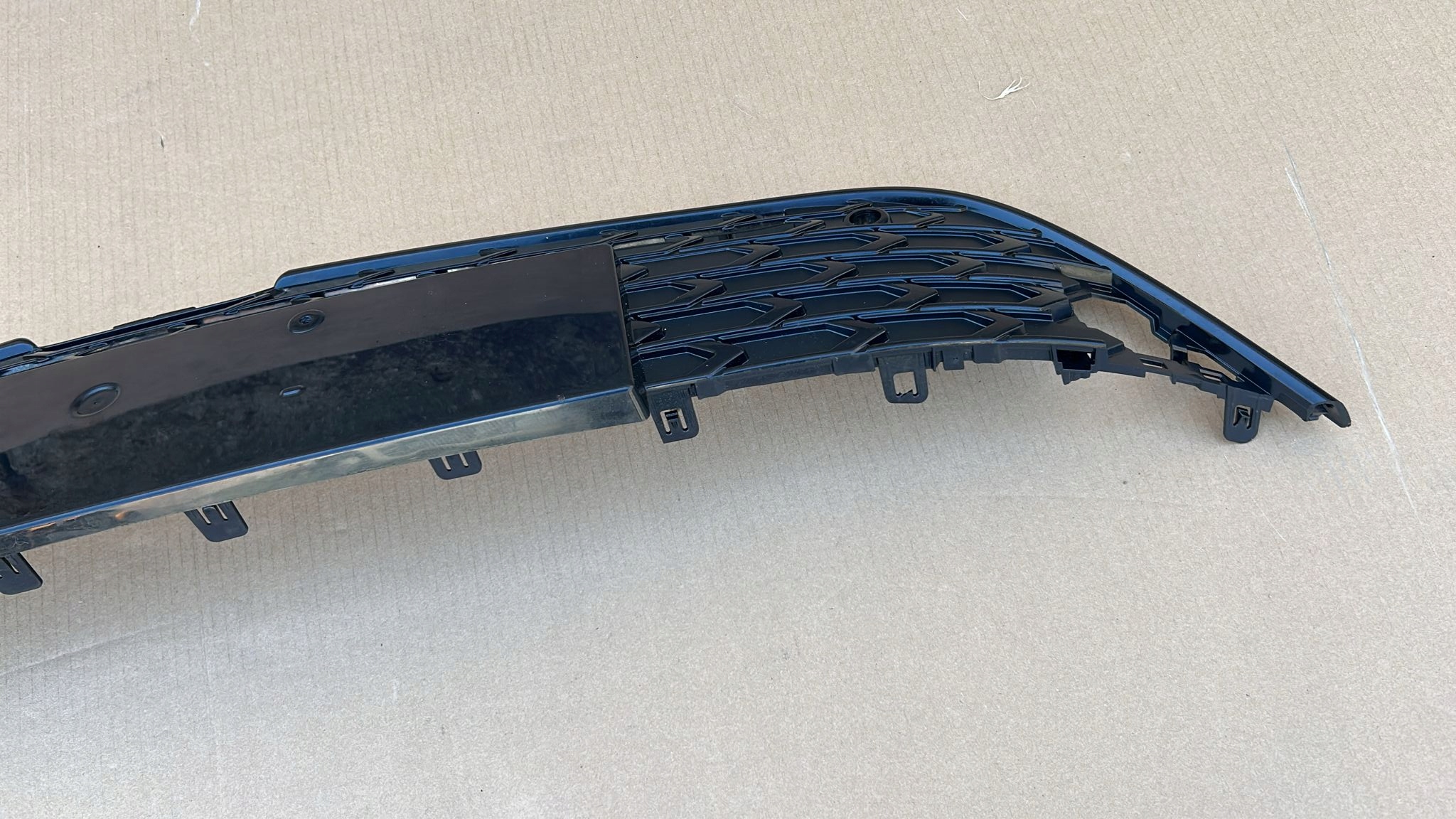 grid of a bumper central front front TOYOTA COROLLA E21 23- LIFT KOMBI