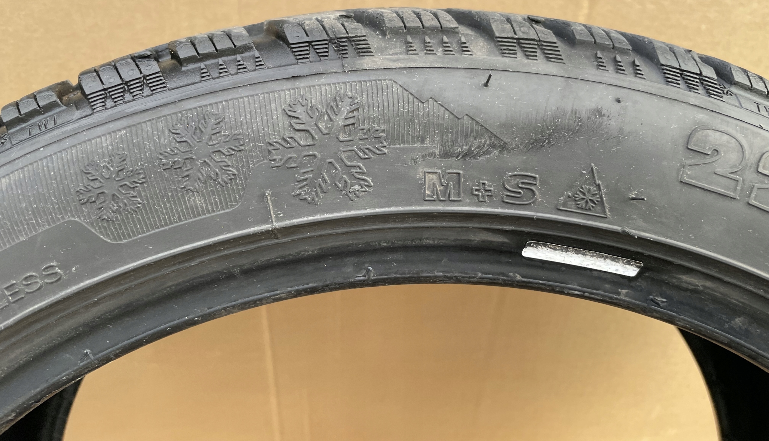 Caoutchouc 225/45/18 TAURUS ZIMA 2023 ROK 5,5 MM IDEAL