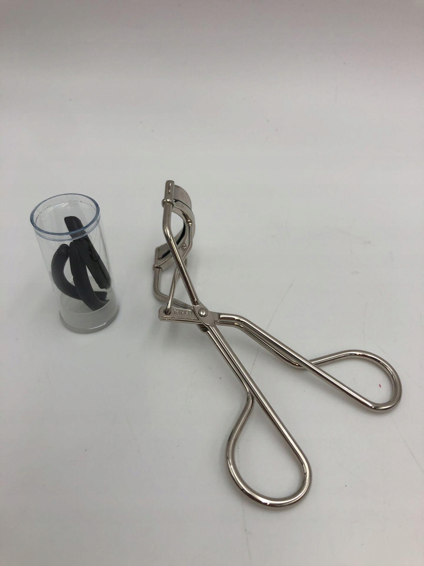 TWEEZERMAN ZALOTKA CLASSIC LASH CURLER Kolor dominujący odcienie szarości i srebra