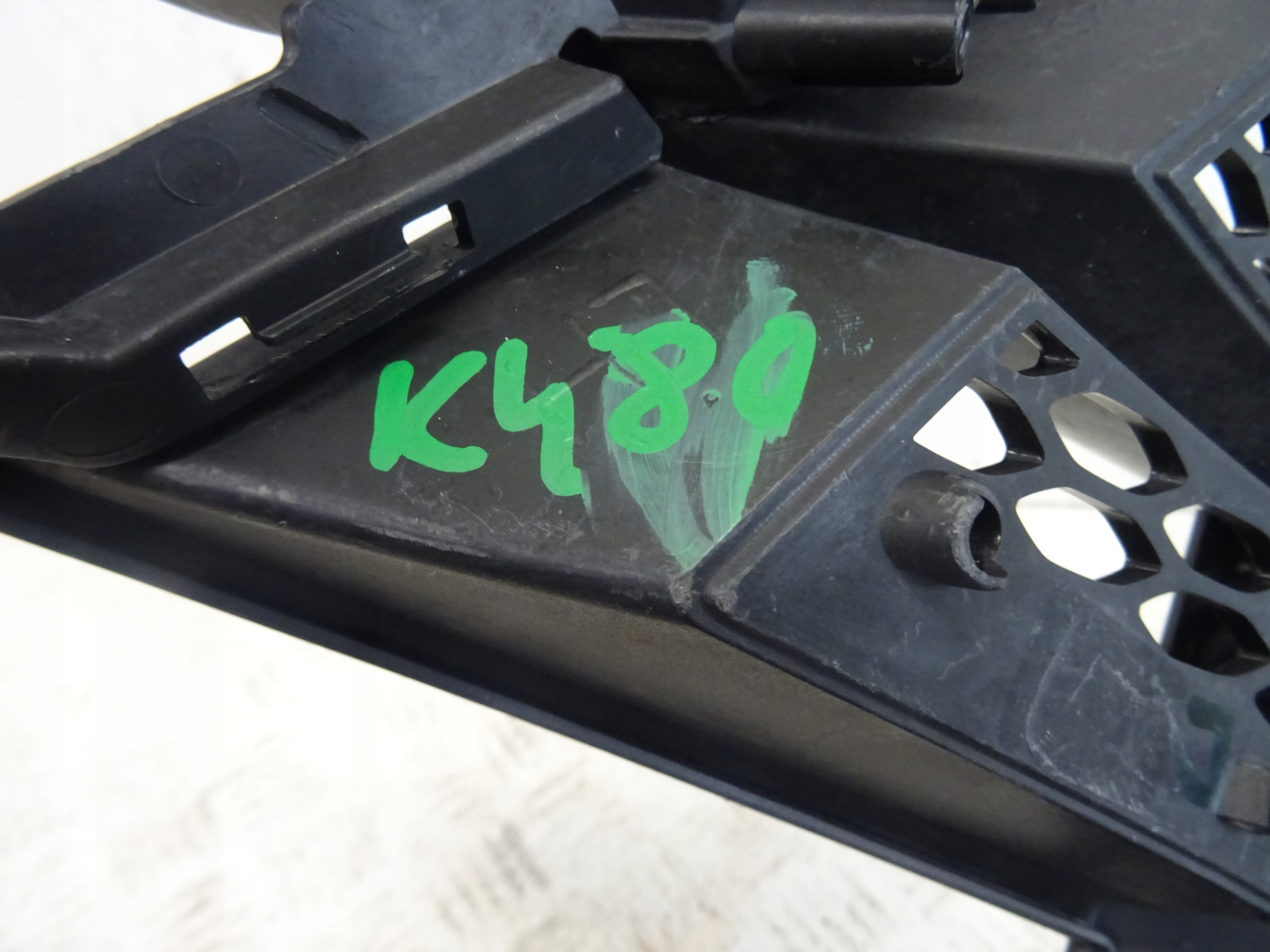 grid of a bumper front front left KIA CEED III 86563-J7010