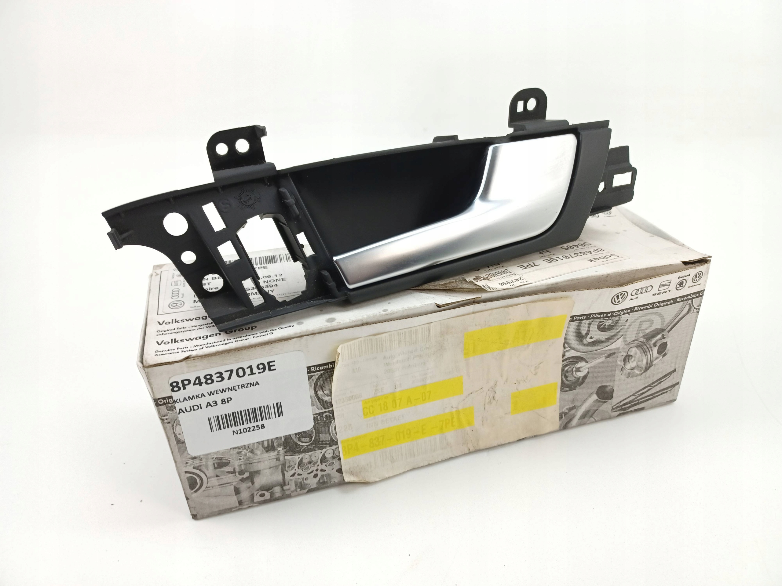 8P4837020D - Внутренняя ручка правой двери AUDI A3 8P 8P4837020