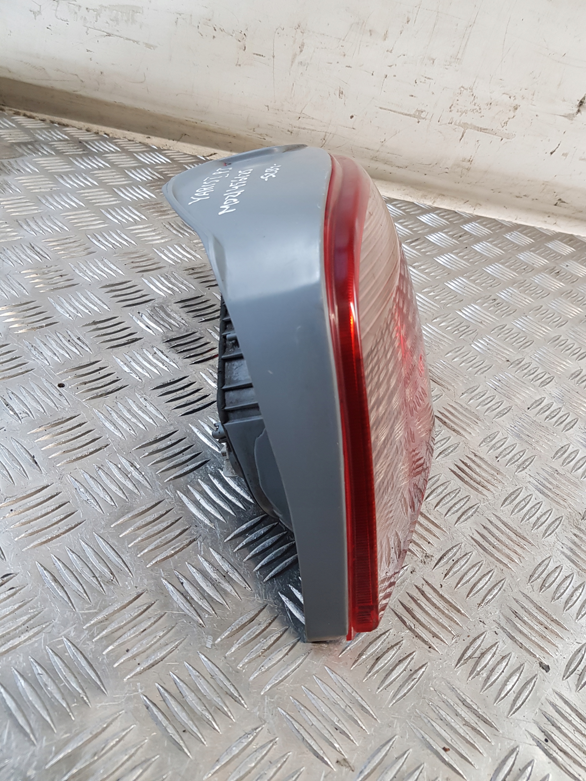 light right rear part TOYOTA YARIS and 00R- EU