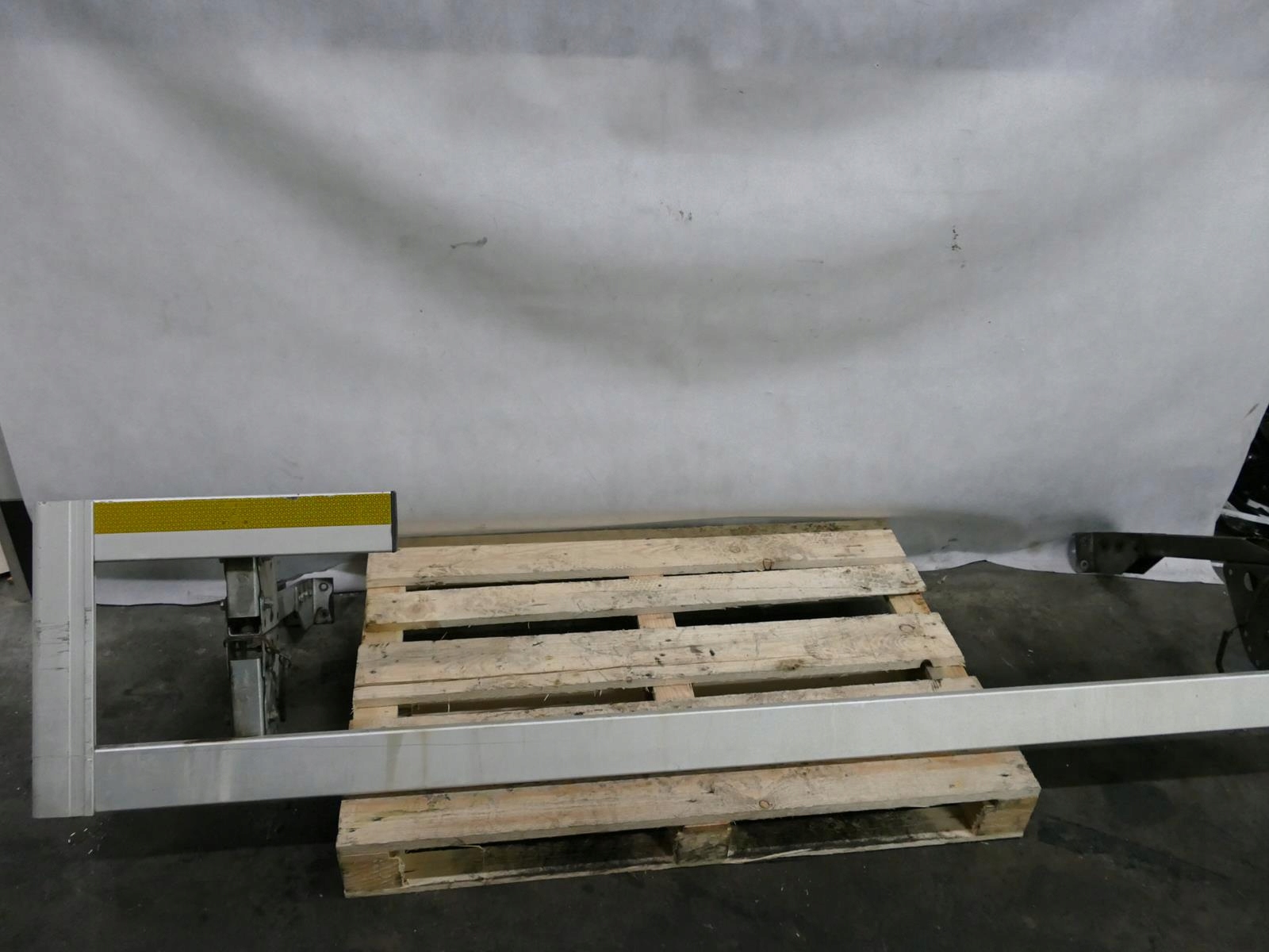 MITSUBISHI CANTER FUSO 7C15 LISTWA BELKA BOCZNA L