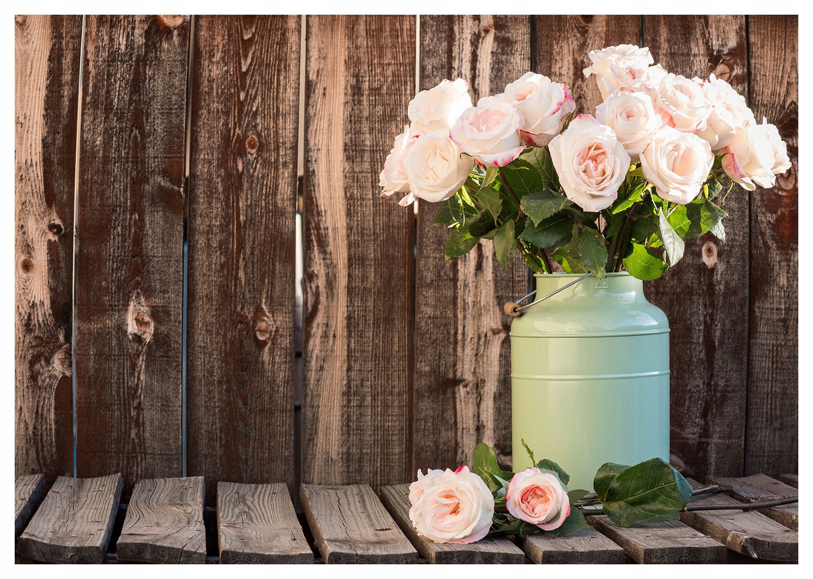 Fototapeta Růže ve váze na dřevěném stole jemnost 350x250 lepidlo