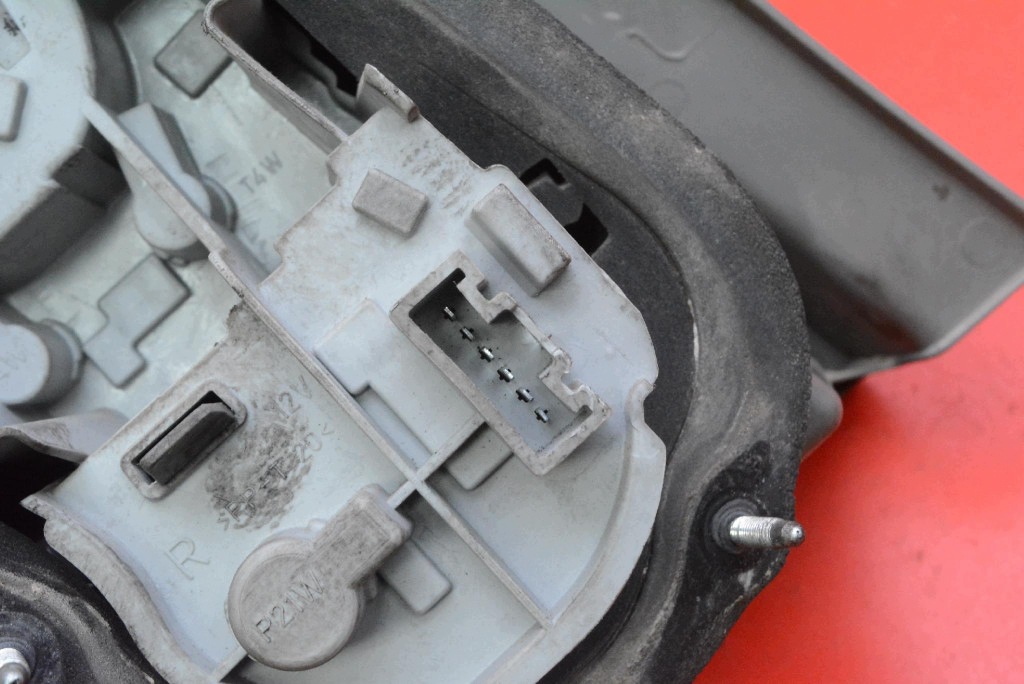 light right rear part rear 0F-01 TOYOTA COROLLA VERSO 2 II 04-09
