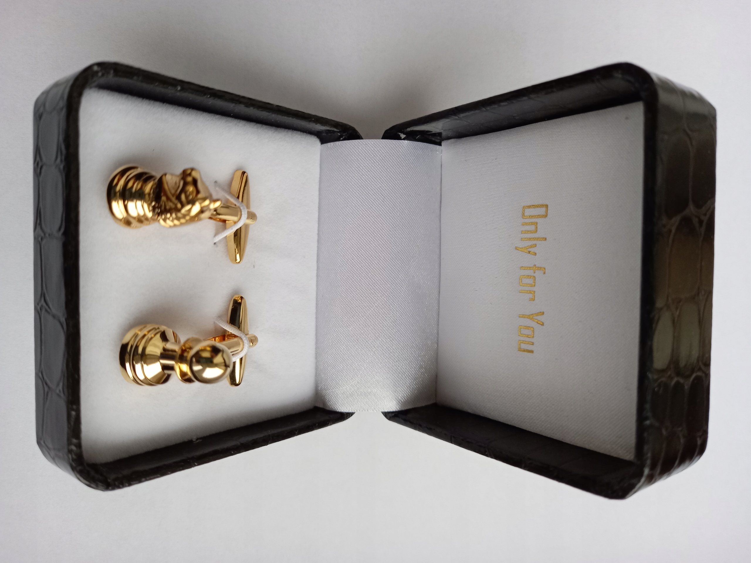 Zlaté manžetové knoflíčky na košili Šachy