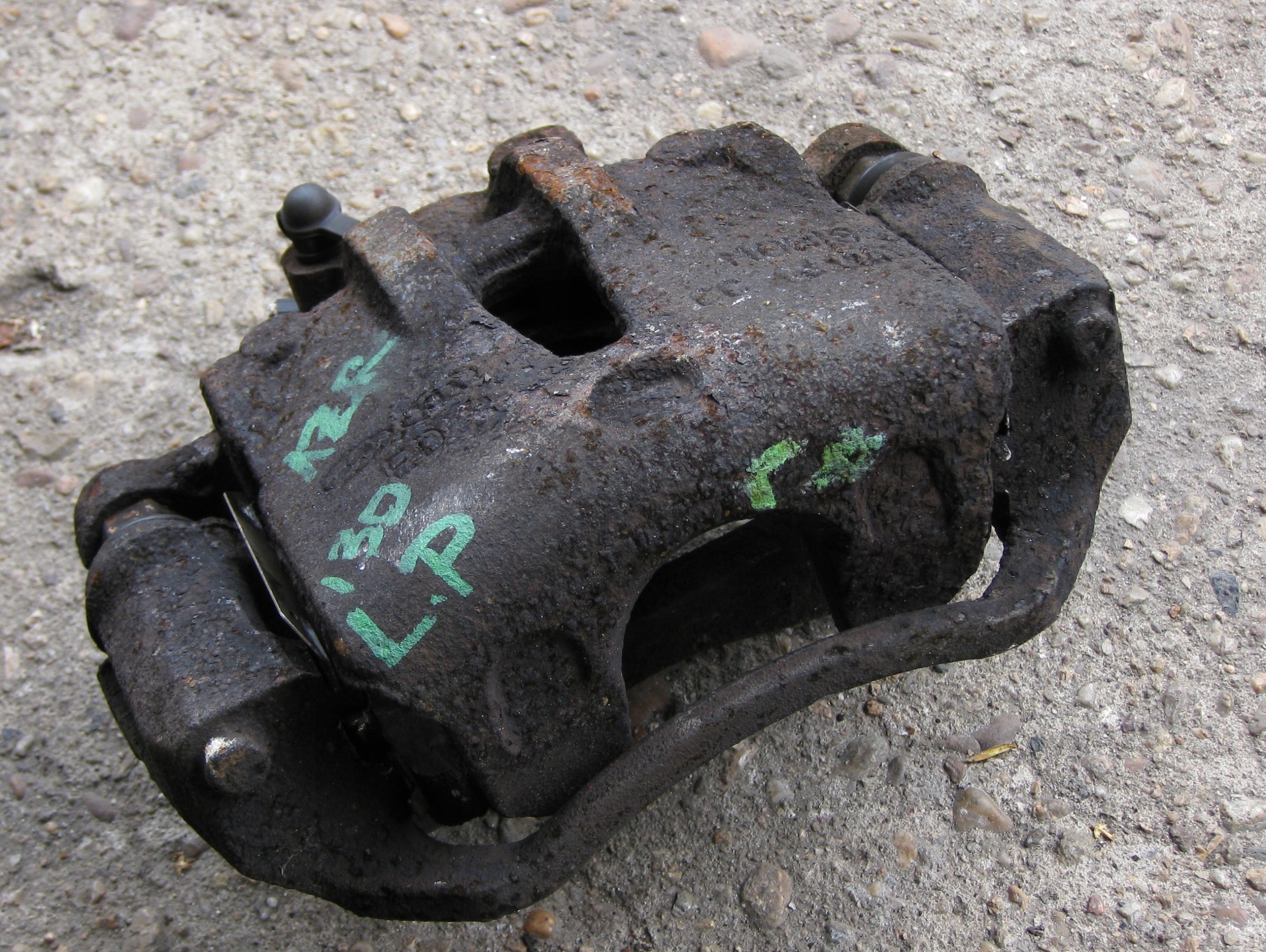 HYUNDAI I30 KOMBI 12R 1.6 CRDI caliper brake left front