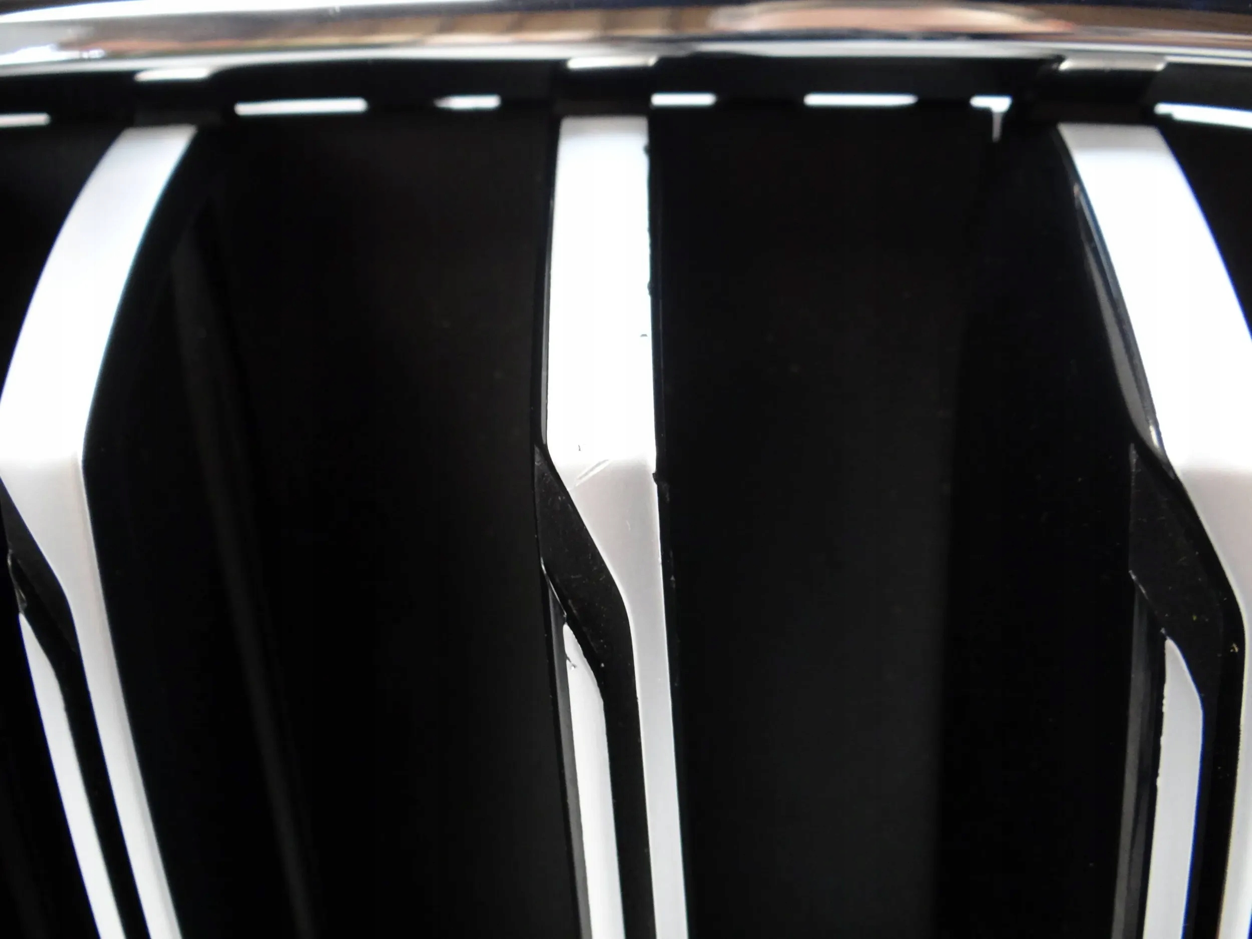 BMW SERIA 5 G30 G31 LIFT GRILL ATRAPA CHŁODNICY NERKI + ŻALUZJA Strona zabudowy przód