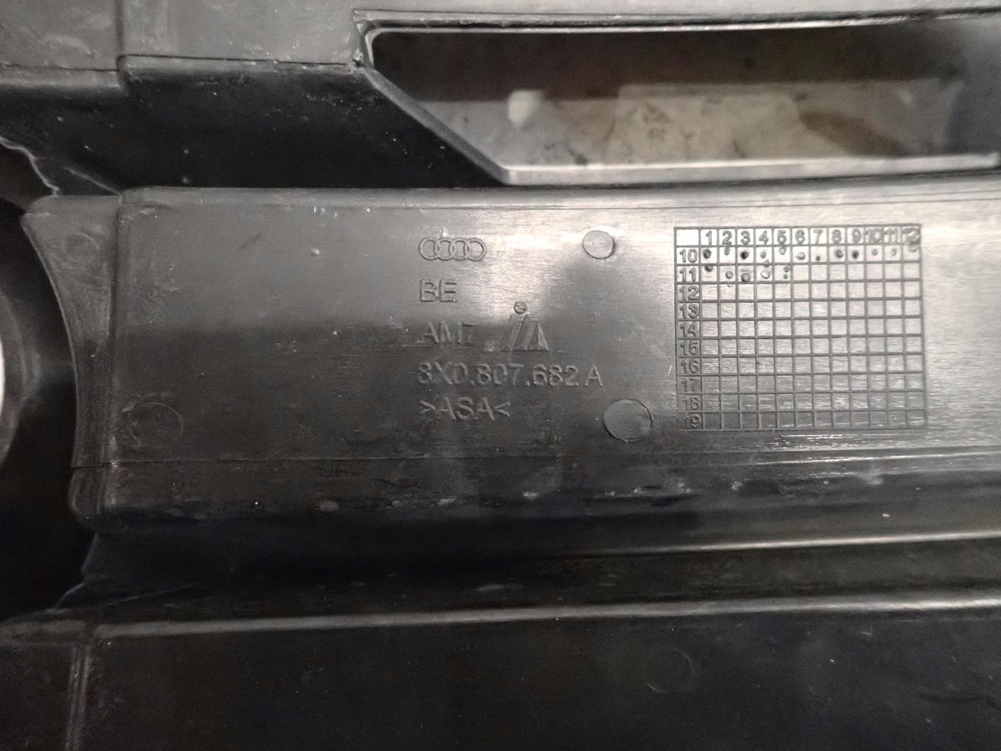 grid of a bumper right AUDI A1 2010- 8X0807682A