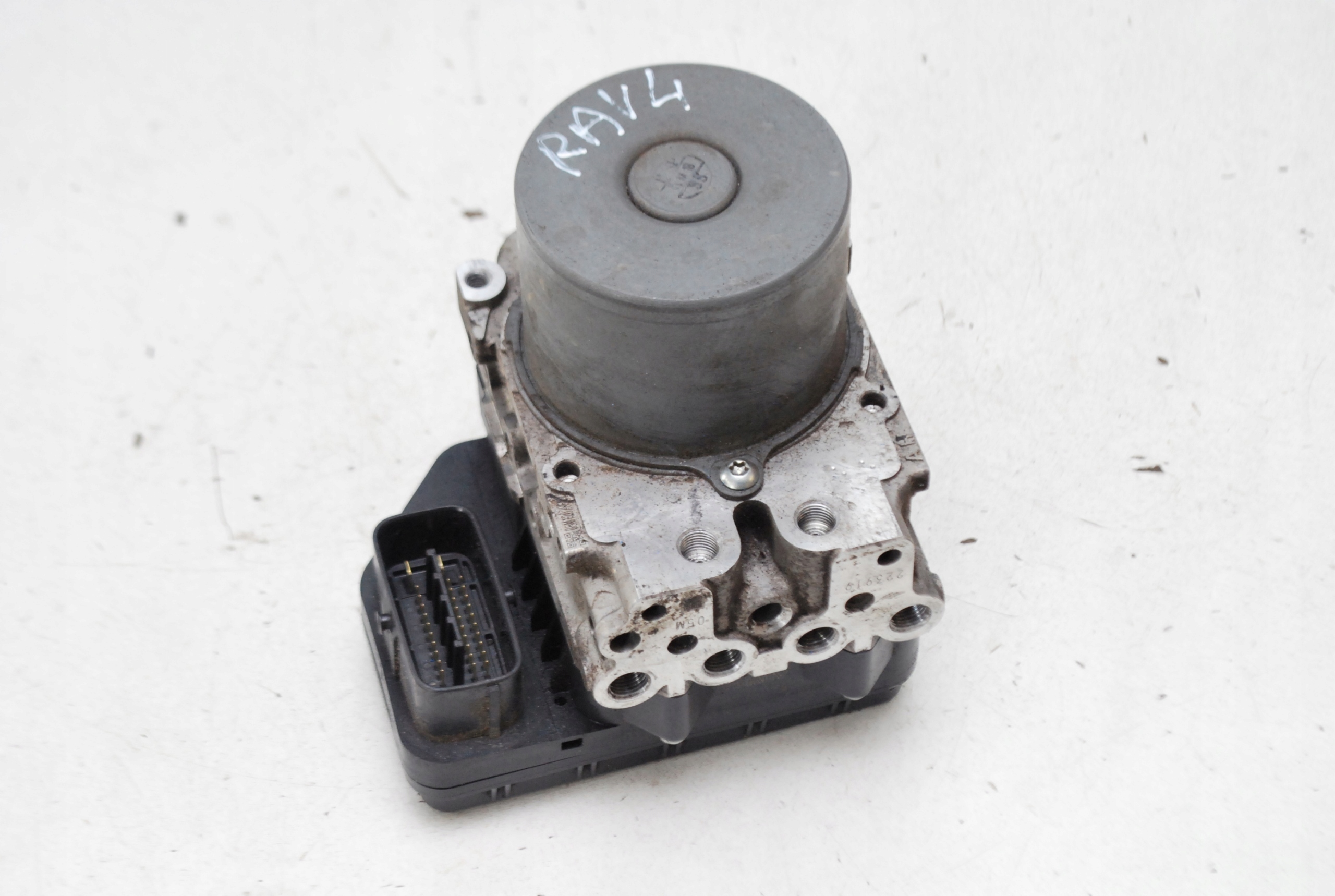 Блок абс рав 4. Блок абс тойота рав 4. Блок abs rav4 2019. Трубки блока abs toyota rav4 xa40. Модуль абс тойота прадо престиж advics 8954160a21.