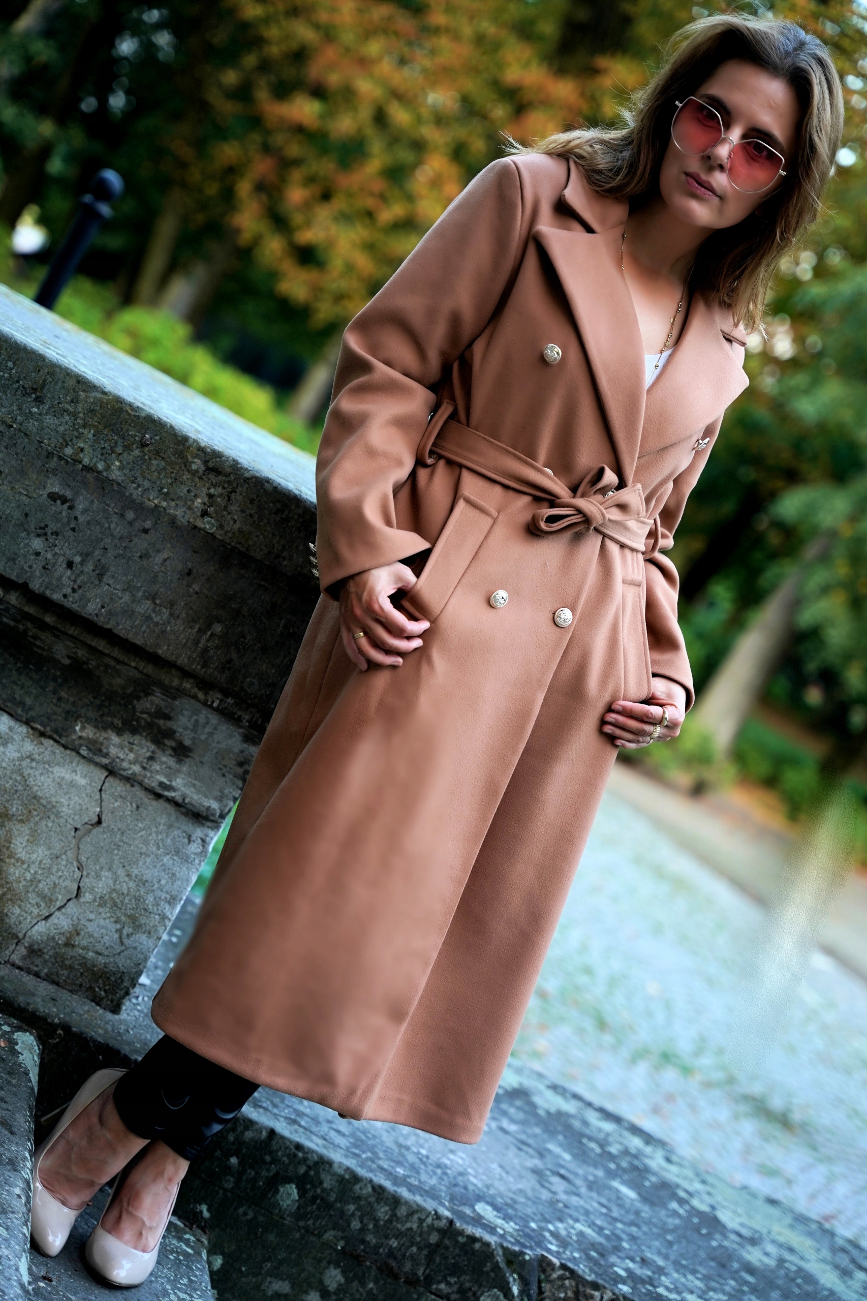 ELEGANCKI PŁASZCZ PRZEJŚCIOWY ZŁOTE GUZIKI MONICA KOLOR CAMEL Rodzaj oversize