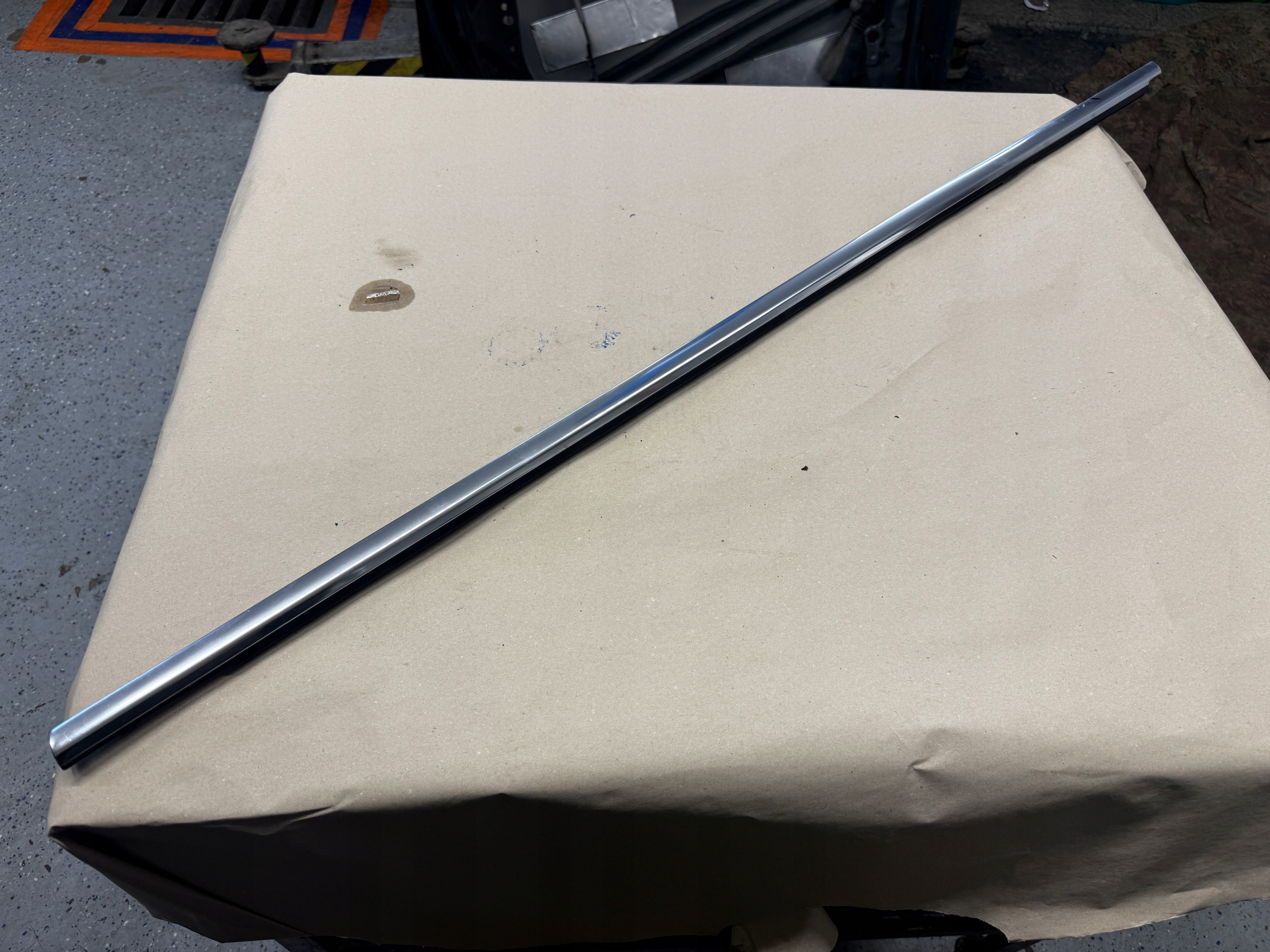 PORSCHE CAYENNE II 92A moulding dust door left front 7P0837475H