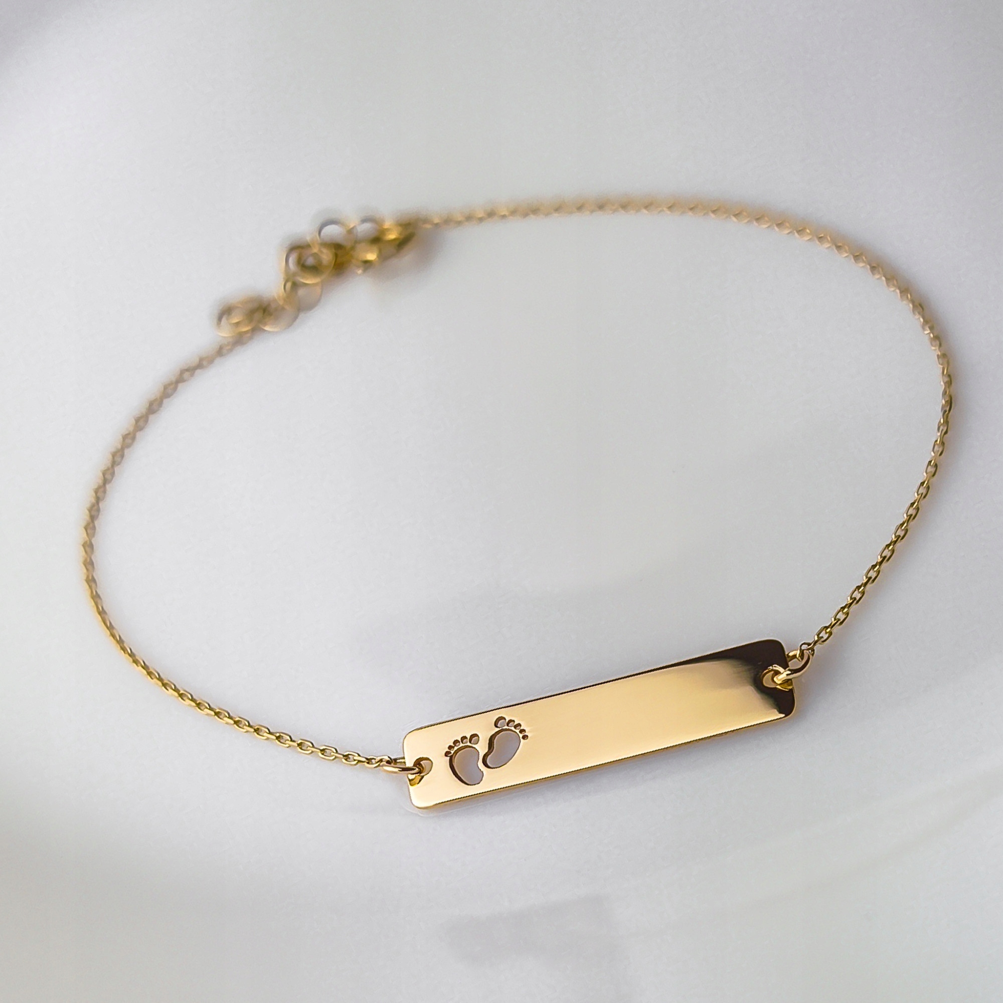 Zlatý náramek s plechem a nožičkami – možnost gravírování ze 2 stran – pr. 585