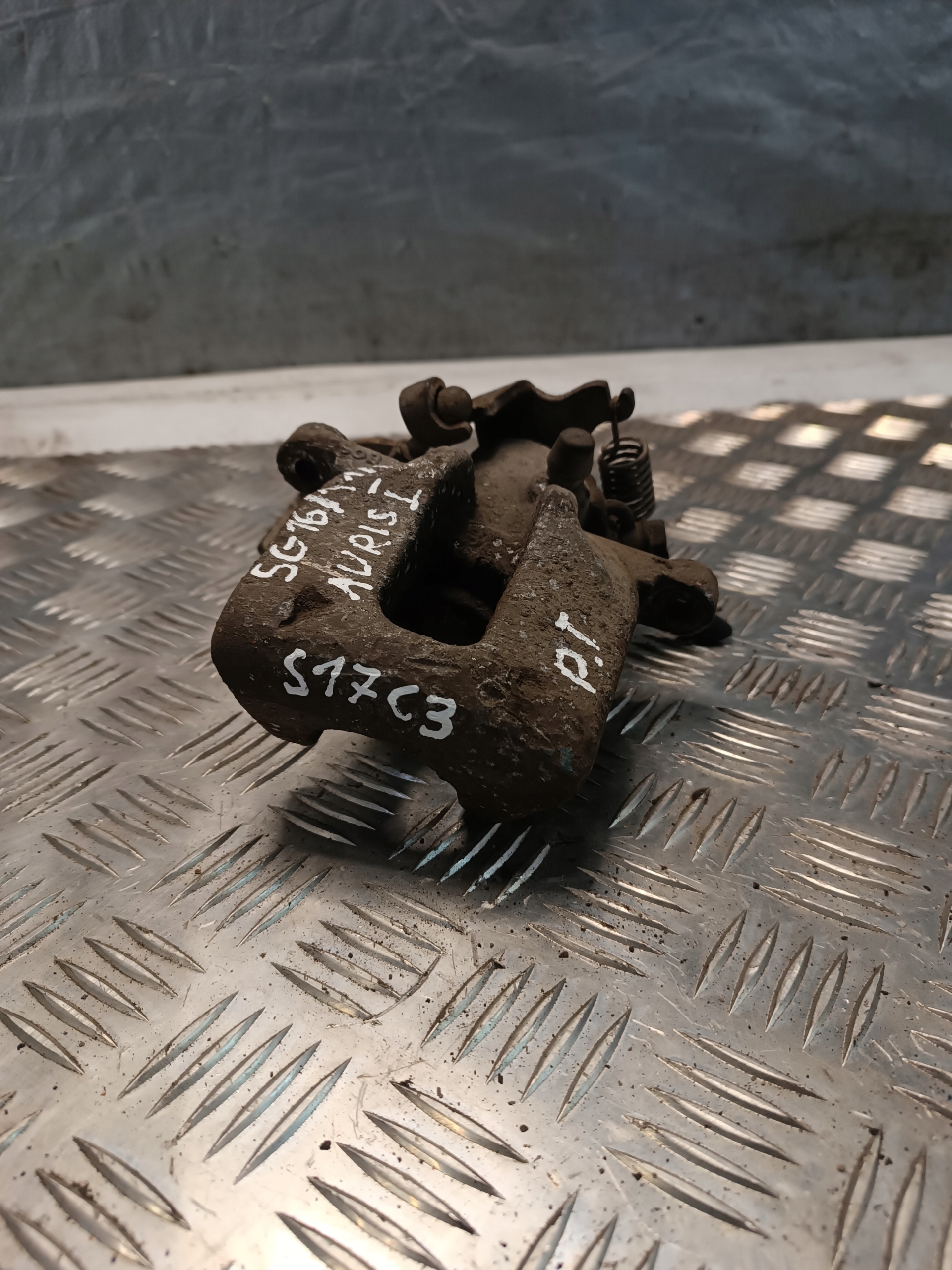caliper brake right rear part TOYOTA AURIS and 1.4D