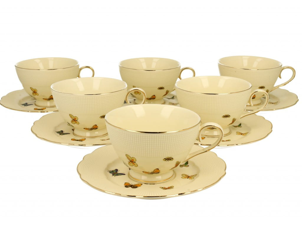 Elegantné šálky s podšálkou a motýlikmi na narodeniny