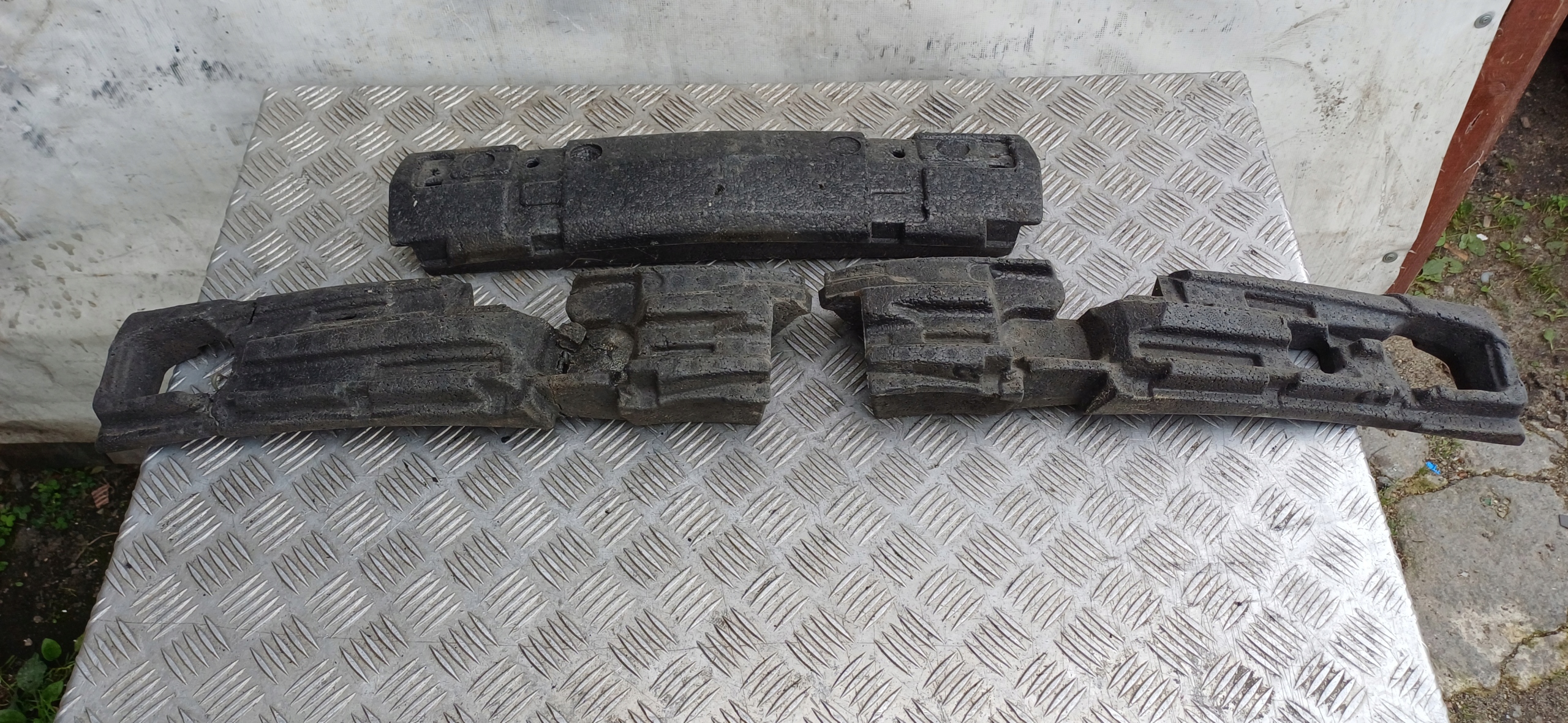MERCEDES W211 ABSORBER PIANKA Polystyren vorne