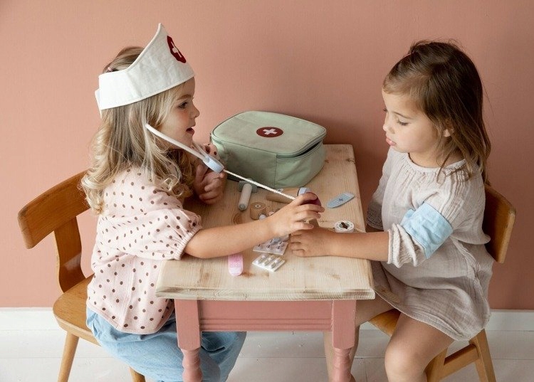 LITTLE DUTCH DREWNIANY ZESTAW LEKARZA Z WALIZKĄ Bohater brak