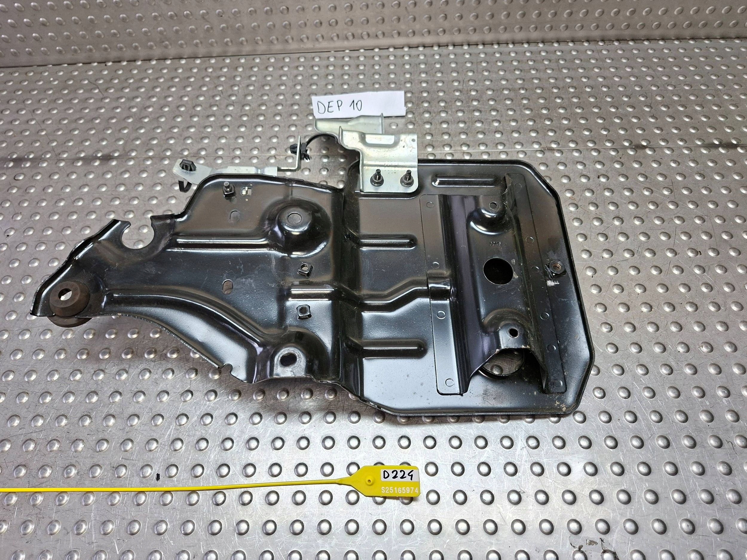 držač akumulatora NISSAN JUKE F15 10