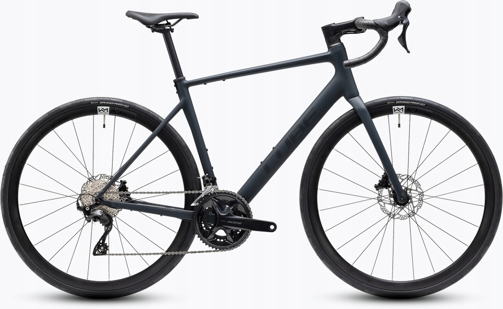Silniční kolo Cube Attain Slx, barva blacknchrome, modelový rok 2027 – velikost rámu 56 cm