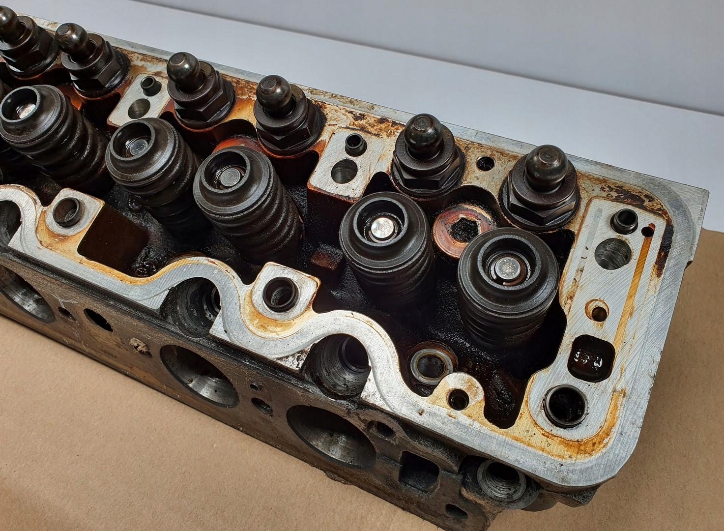 GŁOWICA SILNIKA MERCEDES W126 3.8 V8 R1160163301 Producent części Mercedes-Benz OE